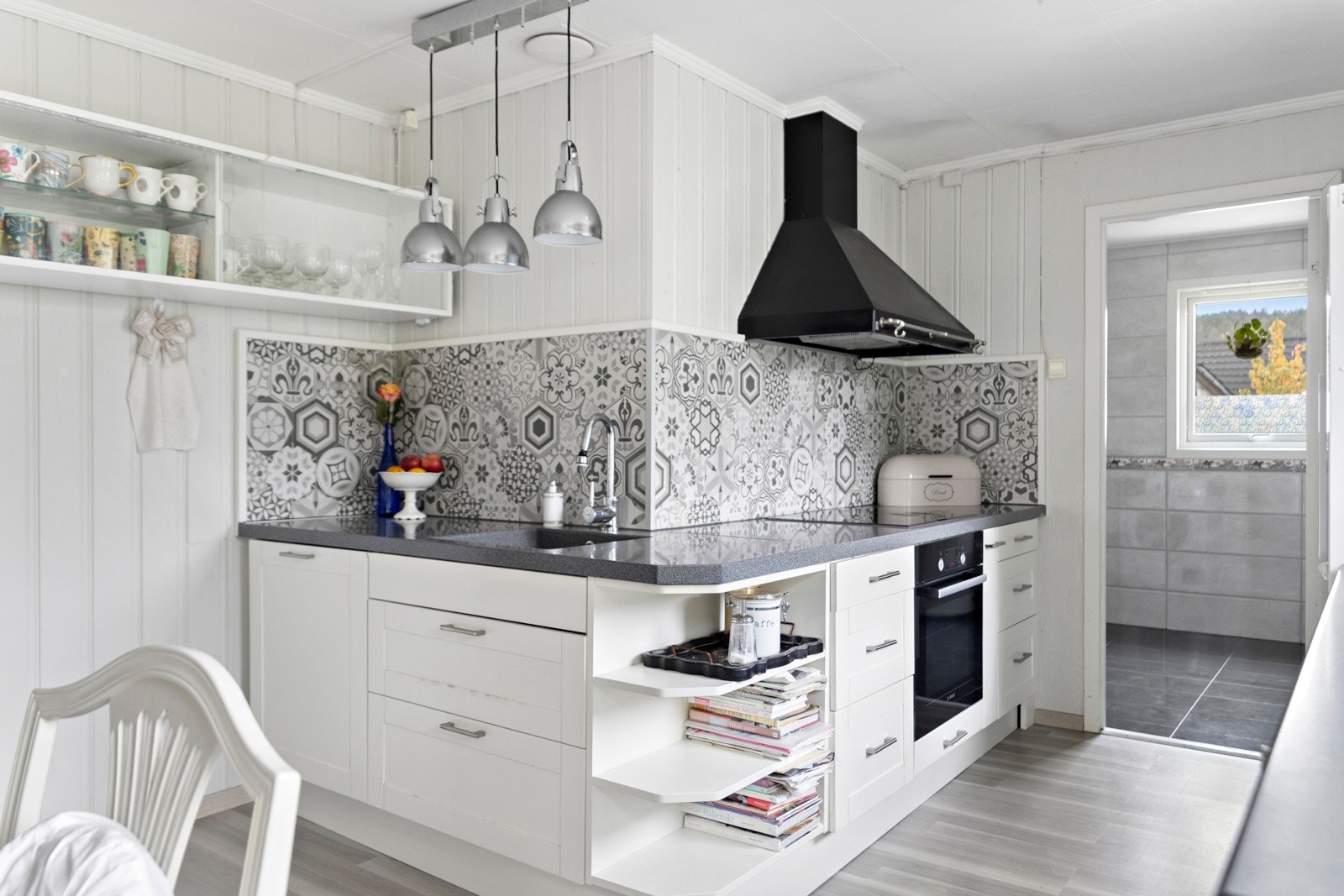 Kjøkkenet innehar "alt" av hvitevarer Galleribilde