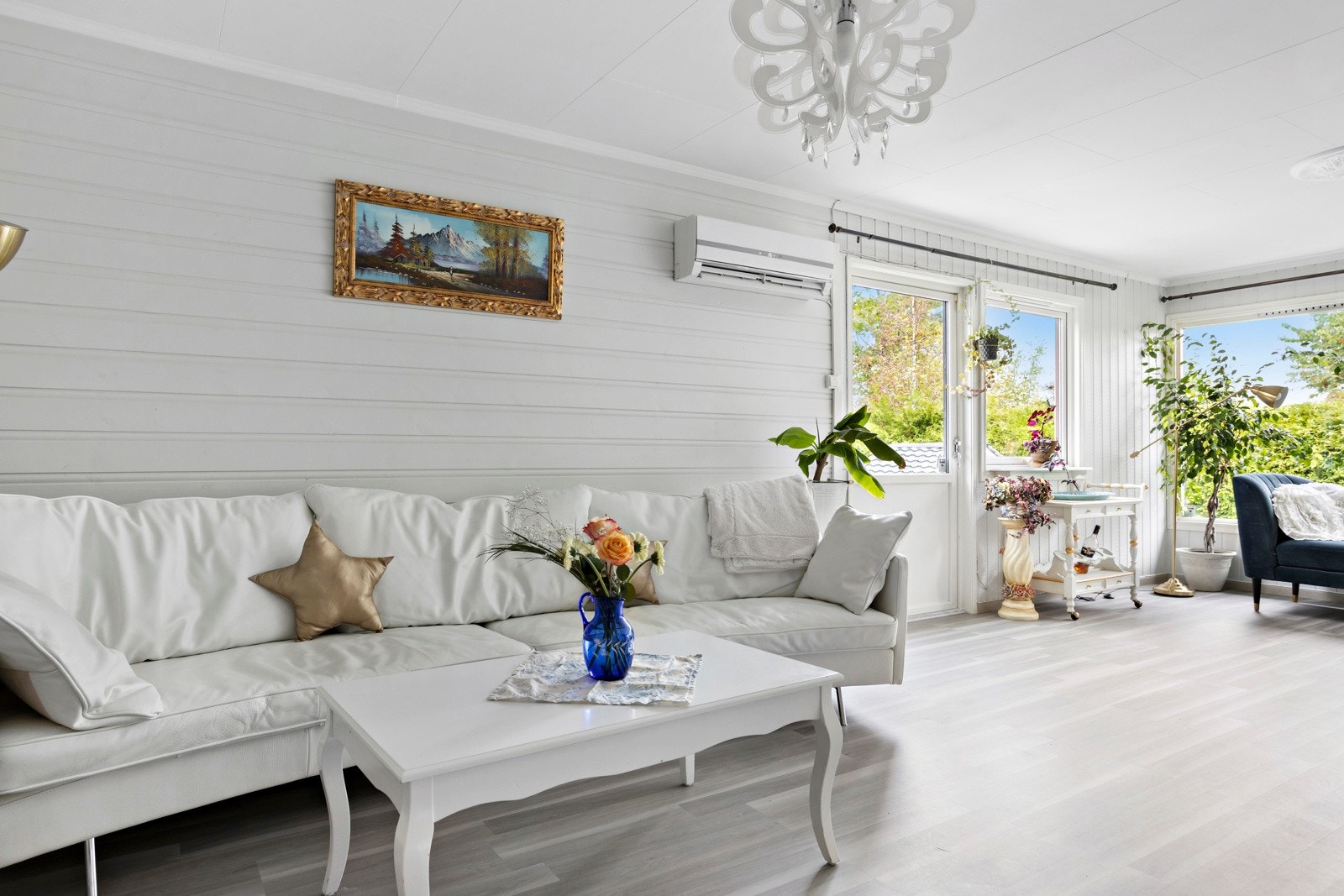 Stuens romslige utforming gjør den til et yndet samlingspunkt for venner og familie Galleribilde