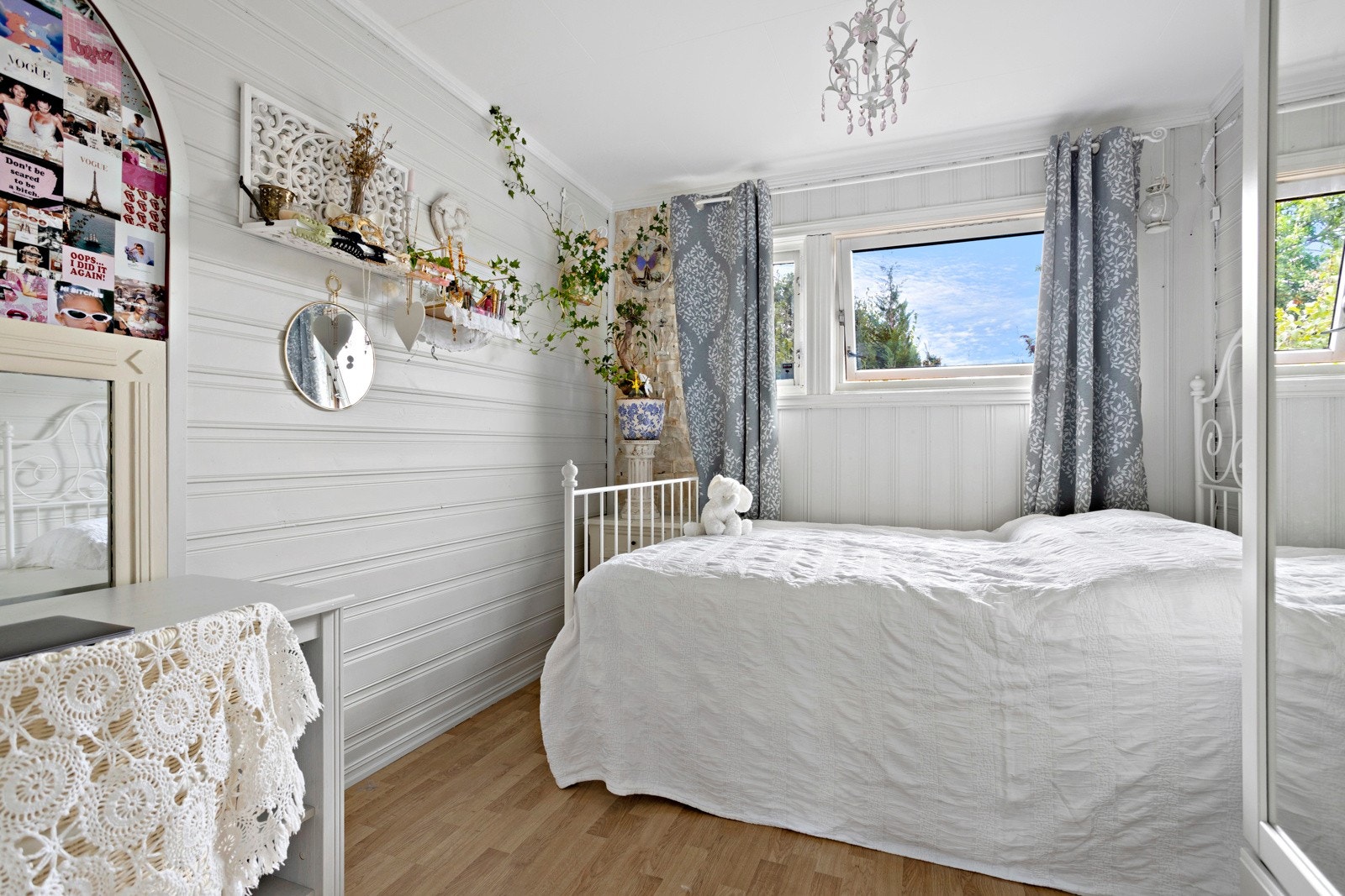 Soverom 1 - Romslig hovedsoverom med god plass til dobbeltseng og garderobeskap Galleribilde