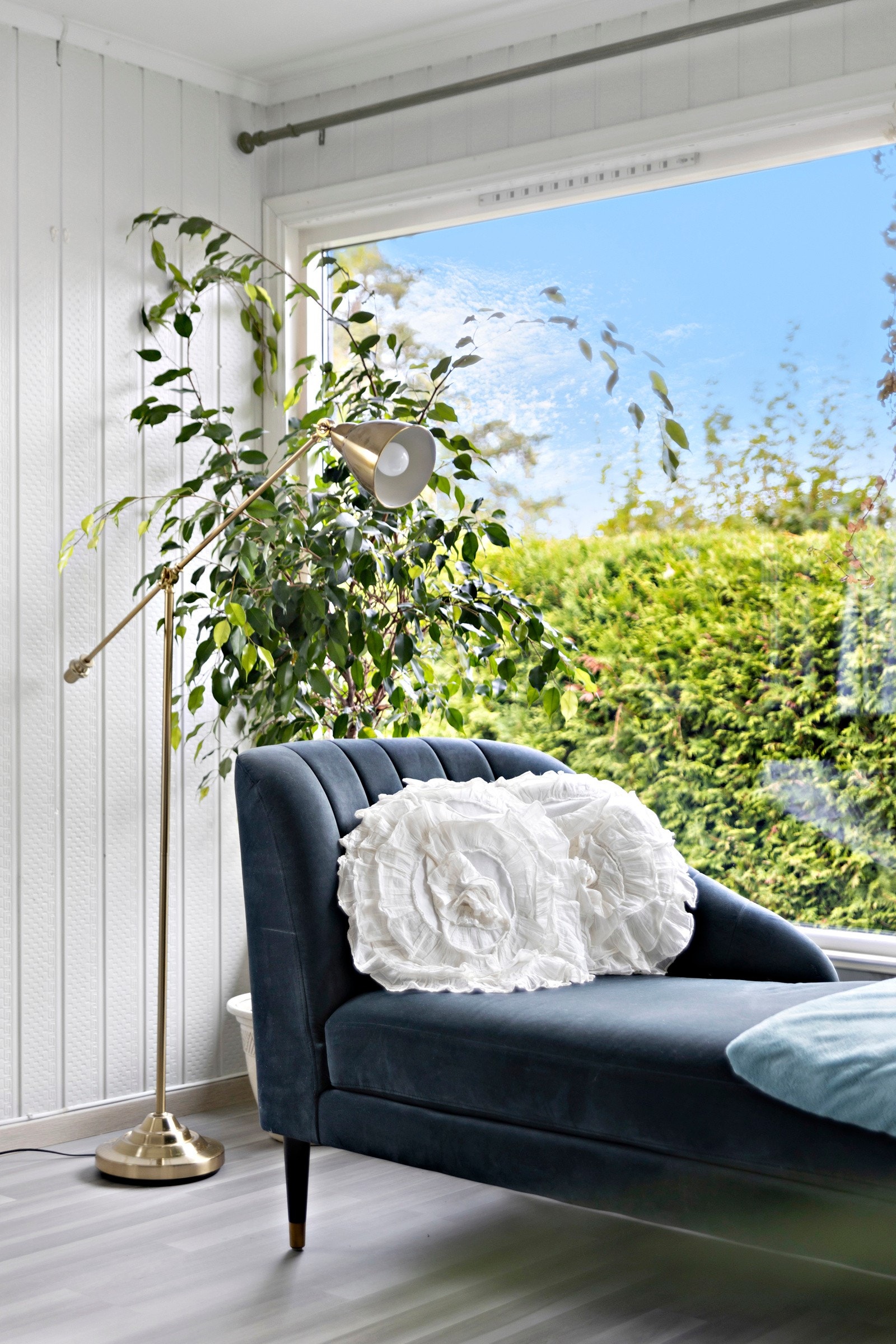 Store vindusflater sørger for gode lysforhold i boligen Galleribilde