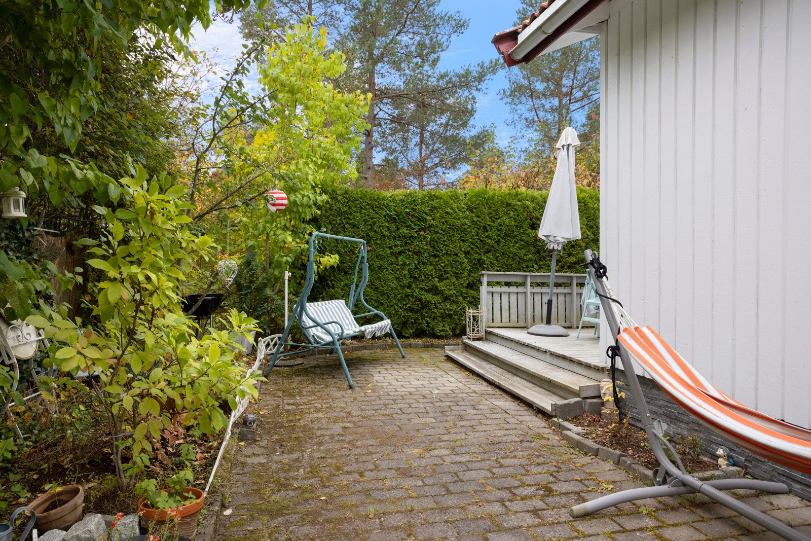 På baksiden av huset med adkomst fra stuen finner du en vestvendt terrasseplatting på ca. 19m2 Galleribilde
