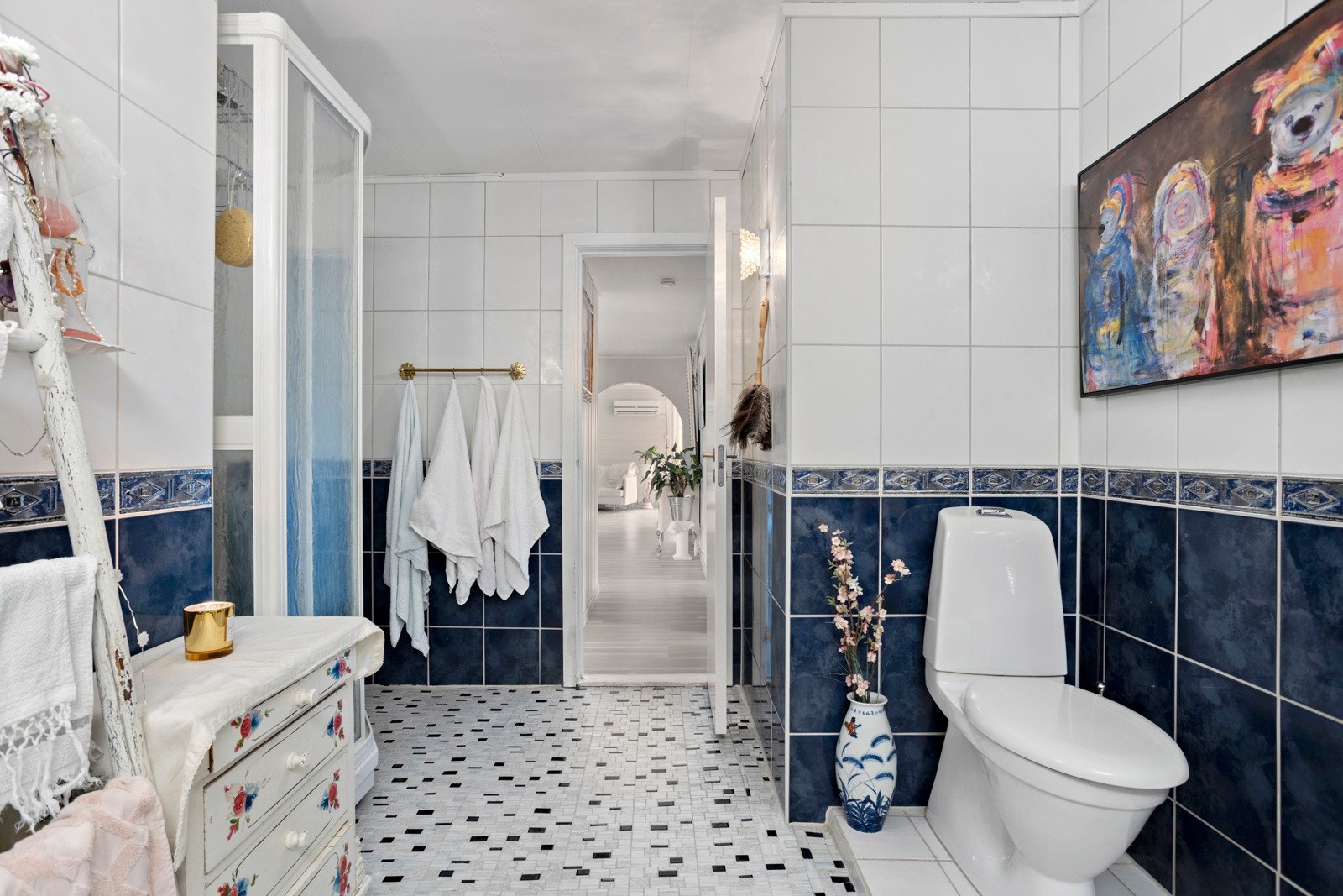 Innredningen består av servant med underskap, belyst speil med sideskap, WC og dusjkabinett Galleribilde