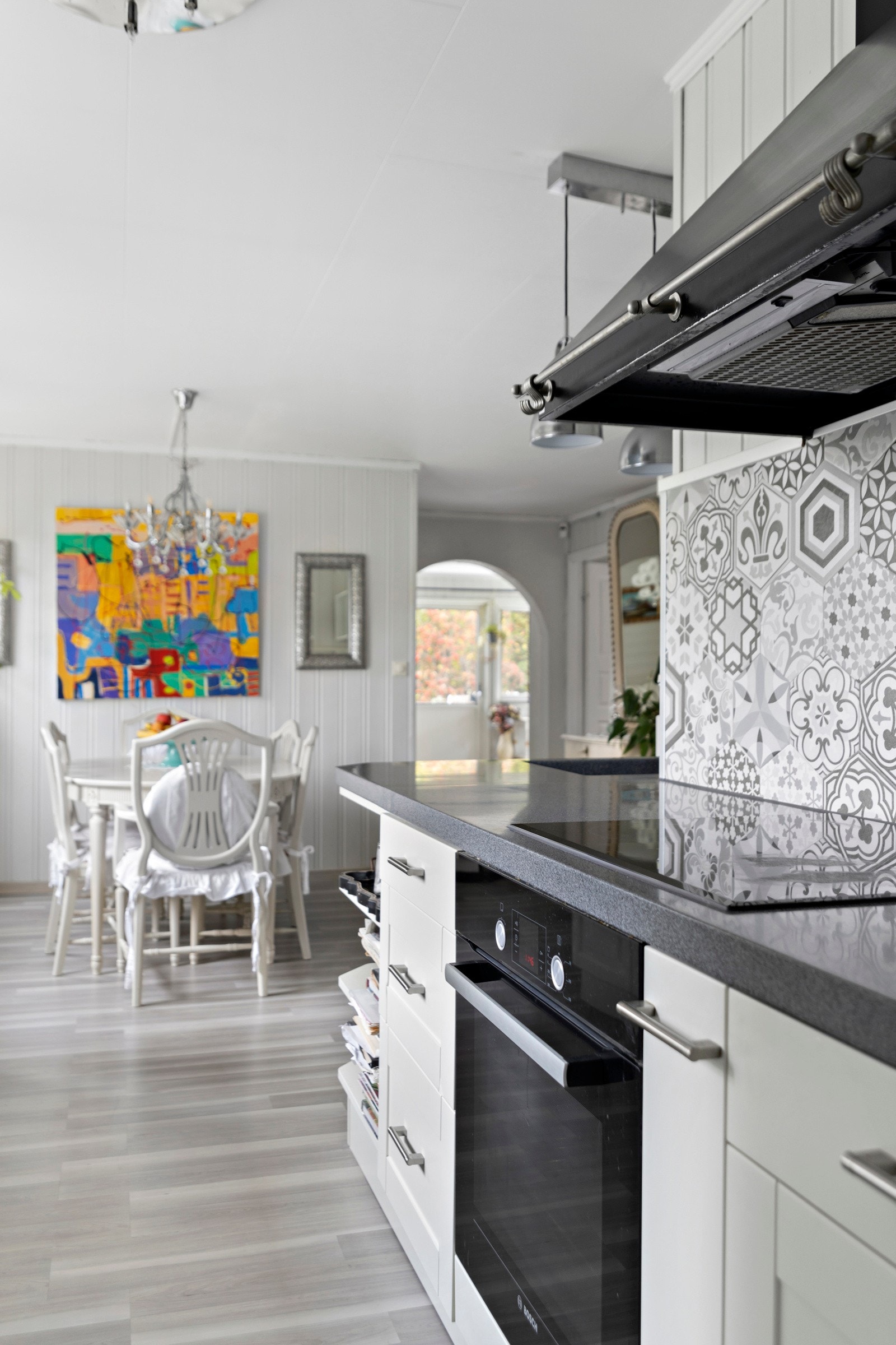 I tilknytning til kjøkkenet er det plass for en hyggelig spisegruppe Galleribilde