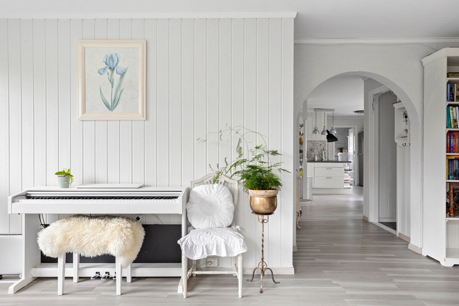 Videre har stuen plass for øvrig møblering som skapseksjoner eller skrivepult Galleribilde