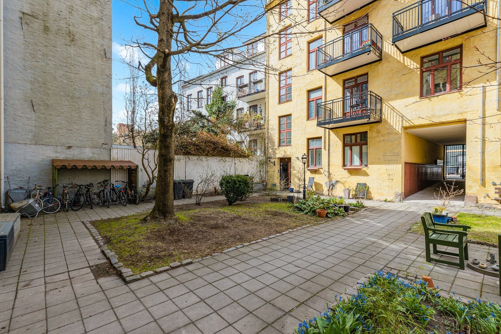 Bakgård. Galleribilde