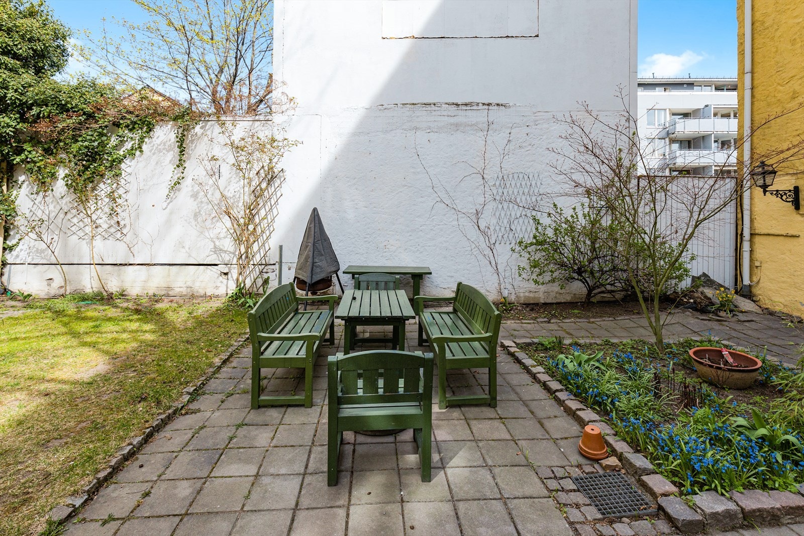 Bakgård. Galleribilde