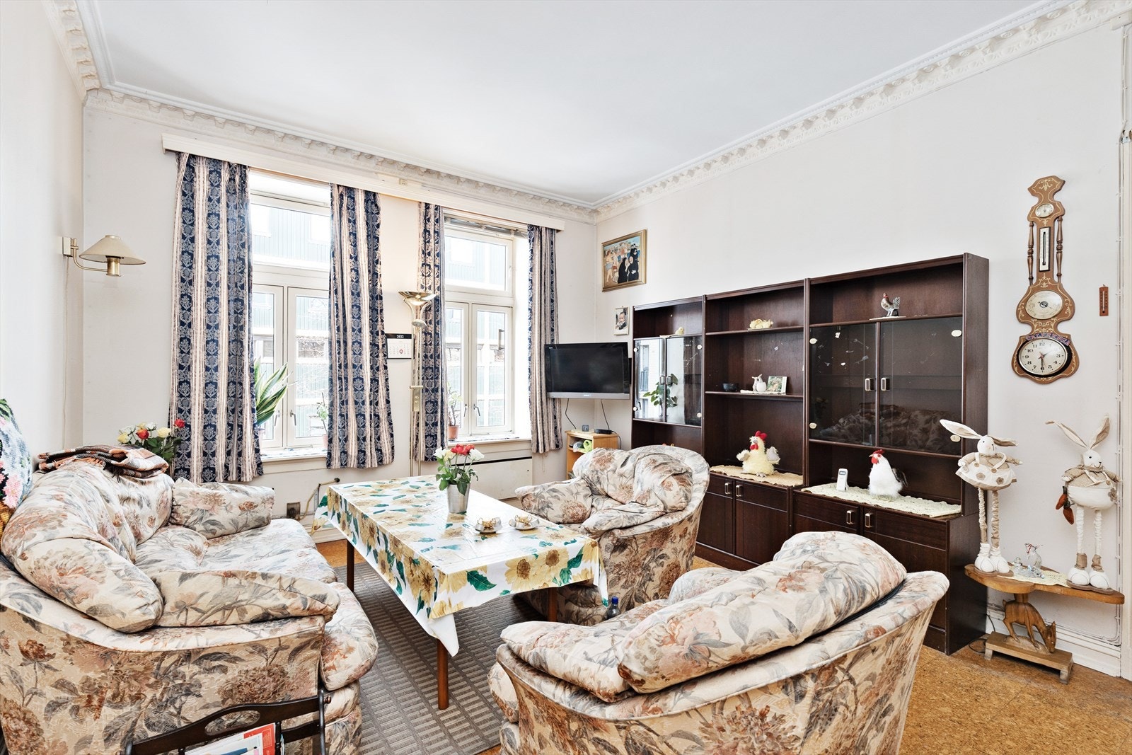 Med god takhøyde og store vinduer kan dette bli en stor og flott leilighet for den som vil pusse opp. Galleribilde