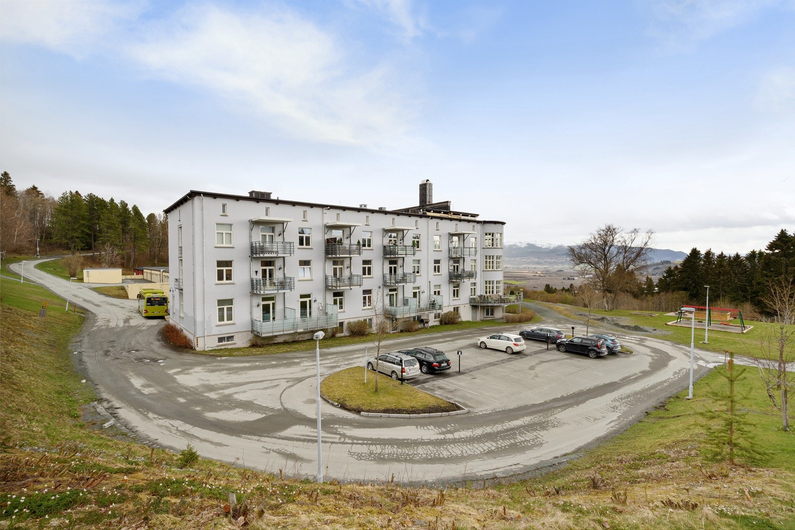 Bygget ligger i et rolig og trygt område, uten gjennomgangstrafikk Galleribilde