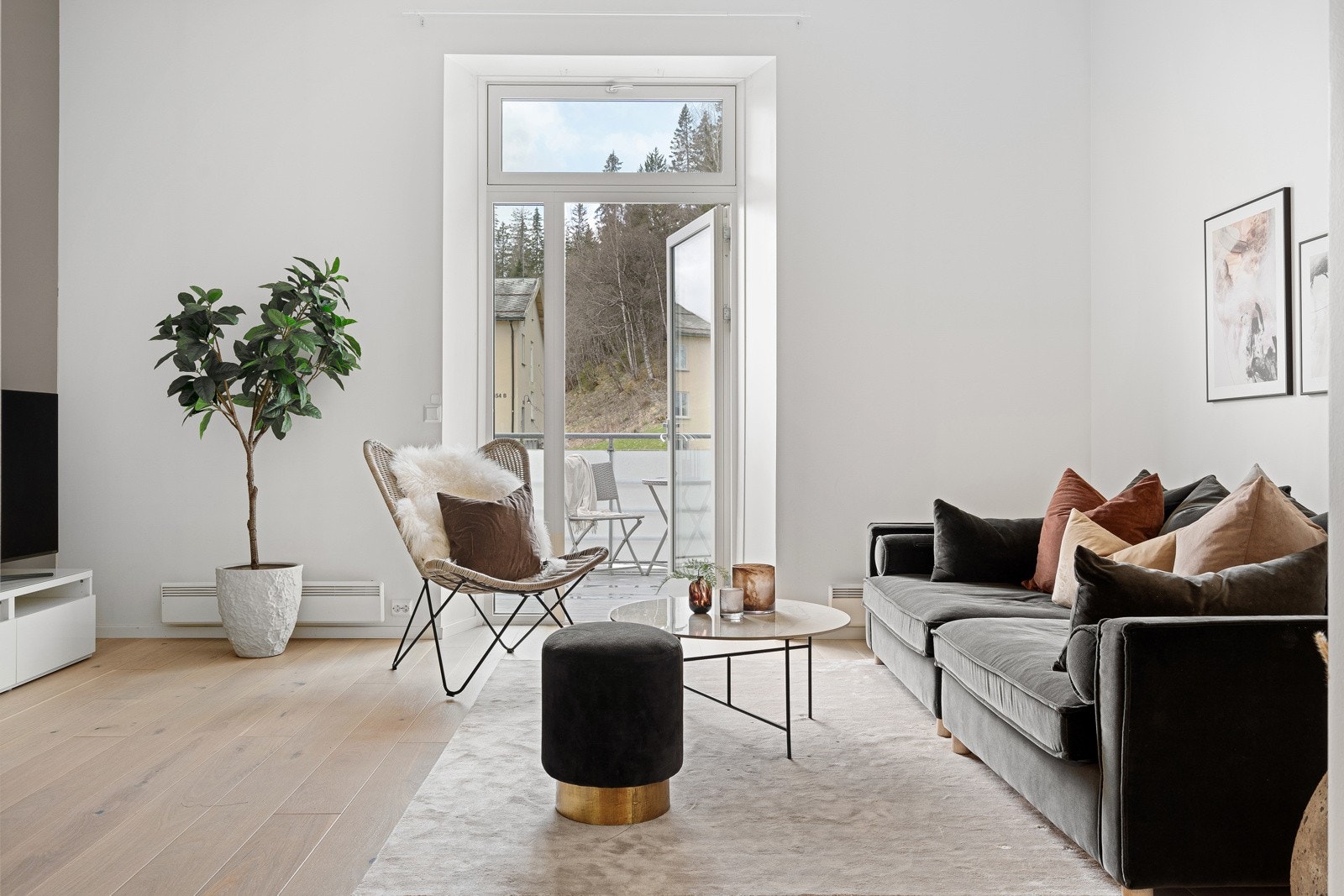 Stuen er på 20 m² med god plass til flere sittegrupper Galleribilde