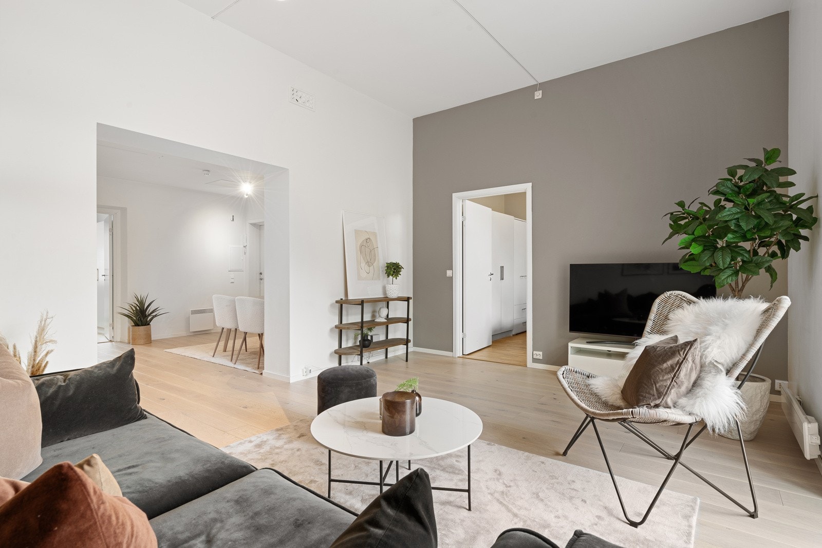 Kontrastvegg setter et lunt preg og bidrar til en hjemmekoselig atmosfære Galleribilde