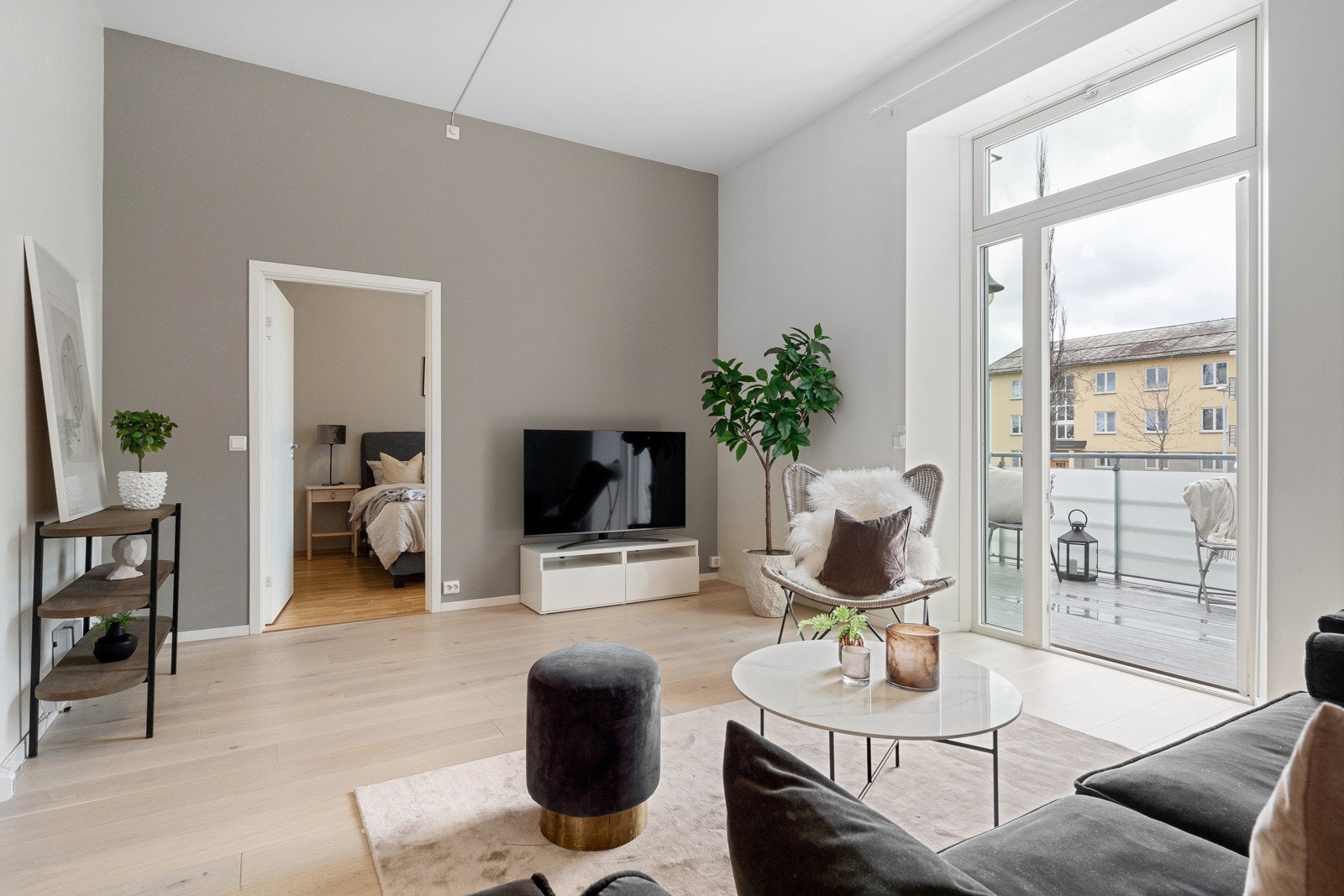 Leiligheten ble i 2019 oppusset med ny, gjennomgående 1-stavs eikeparkett på stue/kjøkken. I tillegg ble overflater malt i tidsriktige farger Galleribilde