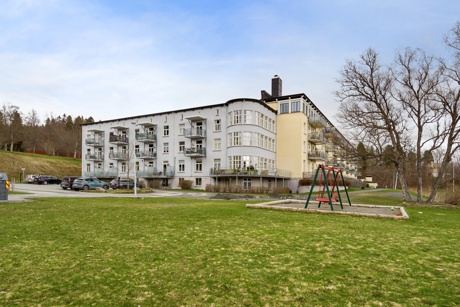 Rett utenfor døren har du både busstopp, flotte turområder og preparert skiløype om vinteren Galleribilde