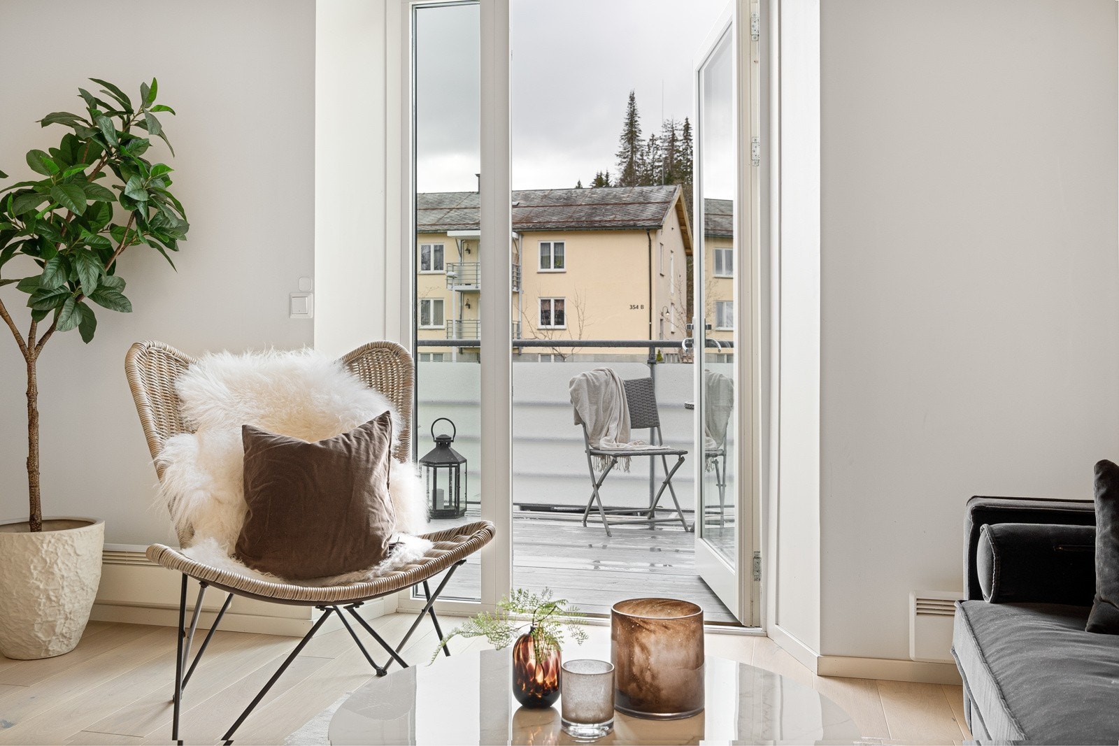 Store vindusflater setter et lyst og luftig preg på leiligheten Galleribilde