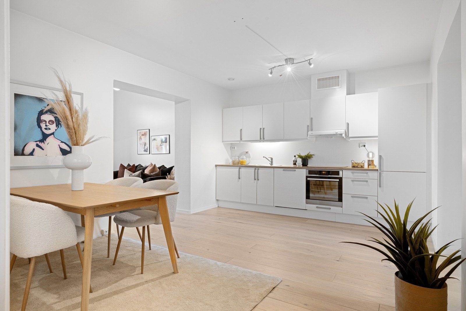 Flott, separat kjøkkenrom på hele 20 m², med et moderne kjøkken fra HTH. Rommets gode størrelse gir godt med plass til stort spisebord Galleribilde