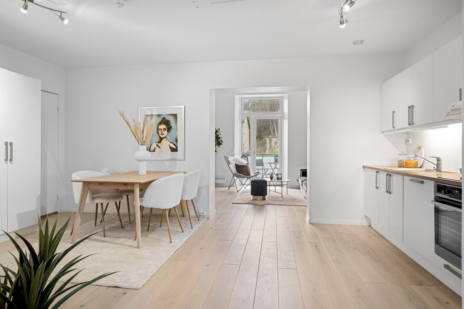 Av integrerte hvitevarer er det kjøl/fryseskap, oppvaskmaskin, stekeovn og platetopp. Disse medfølger handelen Galleribilde