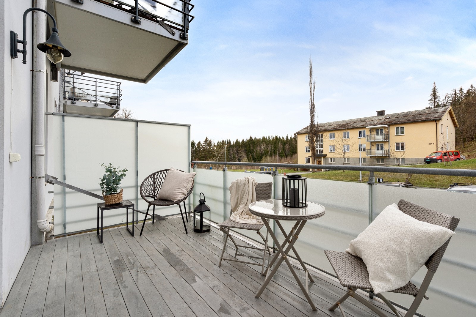 Fra balkongen på 10 m² kan du nyte gode solforhold og en luftig utsikt over frodige grøntarealer på sommerstid Galleribilde