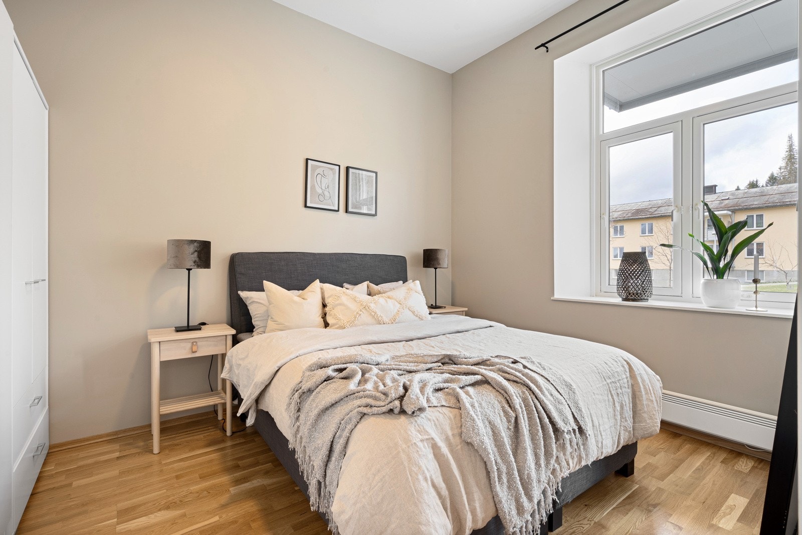 Leilighetens første soverom er på 12 m² med god plass til dobbeltseng og tilhørende møblement, Rommet har stor garderobeløsning langs vegg. Galleribilde