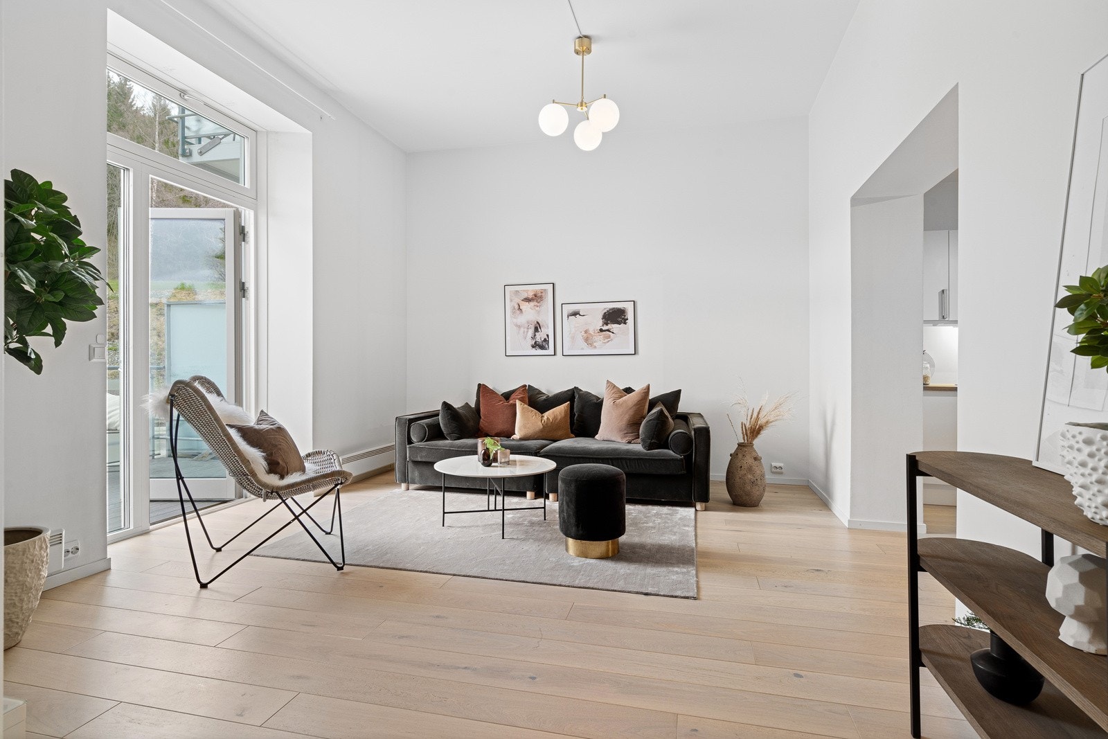 Leiligheten byr på en rekke gode kvaliteter som blant annet en romslig planløsning med 2 gode soverom og en svært generøs takhøyde Galleribilde