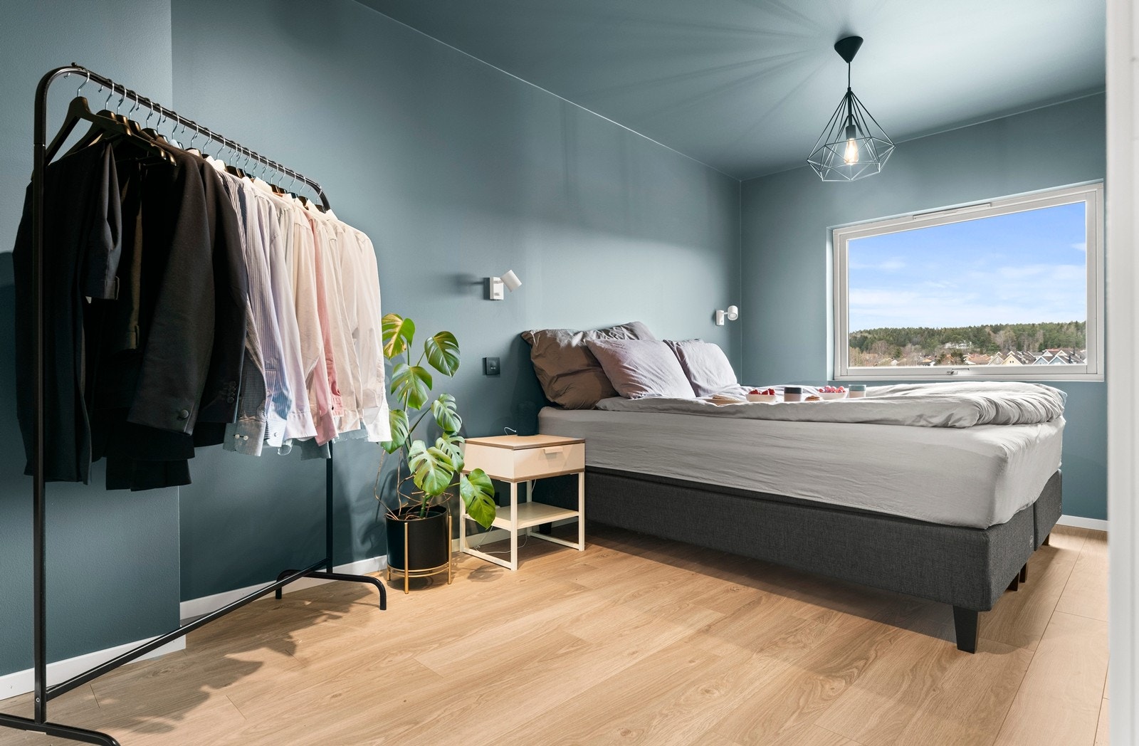 Leiligheten har en familievennlig planløsning med 3 velfungerende soverom, hvorav alle vender ut mot rolige område, helt fritt for sjenerende innsyn. Galleribilde