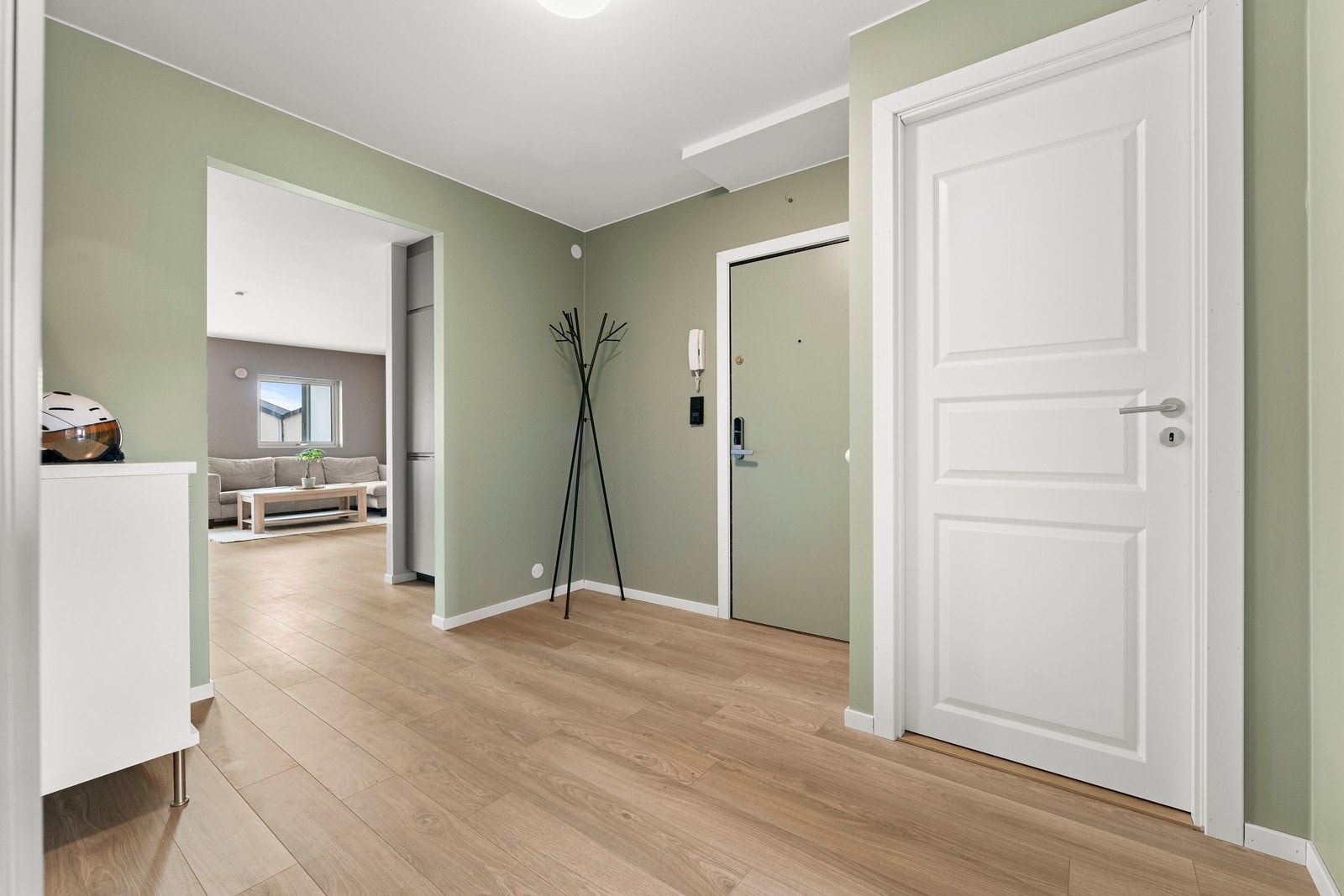 Entréen gir et godt førsteinntrykk, og har tilknytning til alle rom i leiligheten. Her er det god plass enkel garderobeløsning og oppheng av yttertøy og sko. Galleribilde