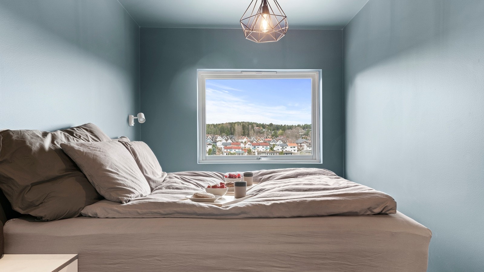 Hovedsoverommet har plass til både dobbeltseng og garderobe. Galleribilde