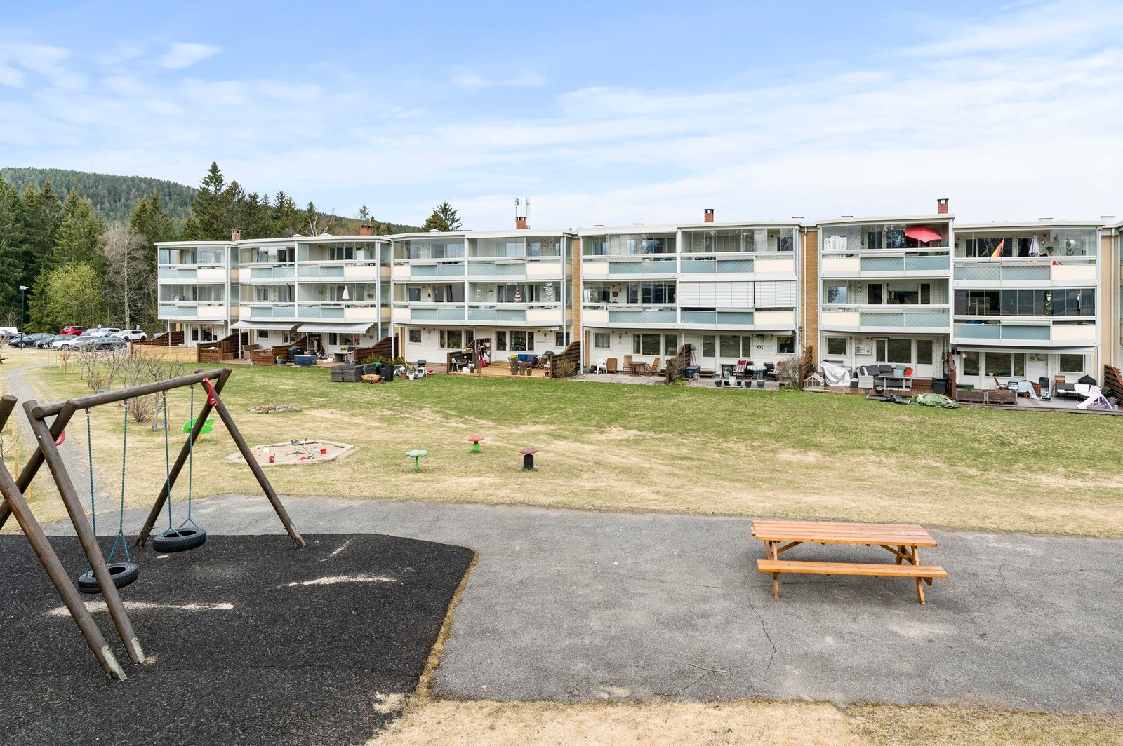 Familievennlig nabolag med store fine fellesarealer og lekeplass for de minste. Galleribilde