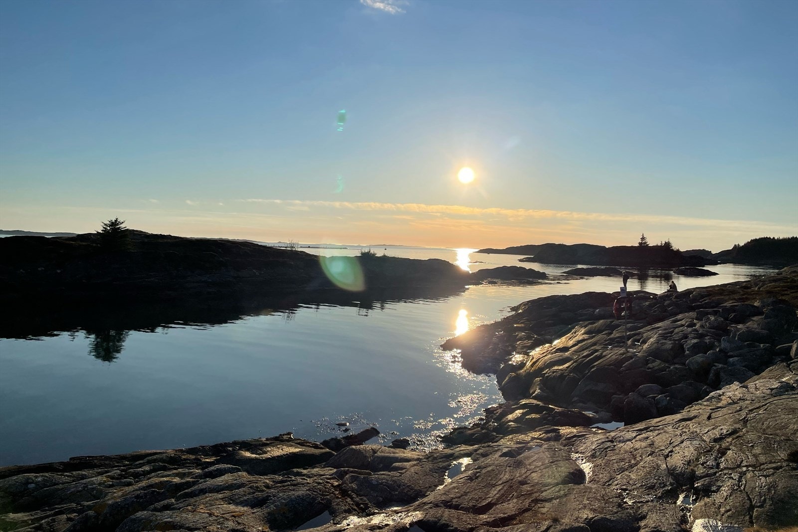 På land er det fine turmuligheter både i småkupert terreng og langs veier og svaberg i området Galleribilde