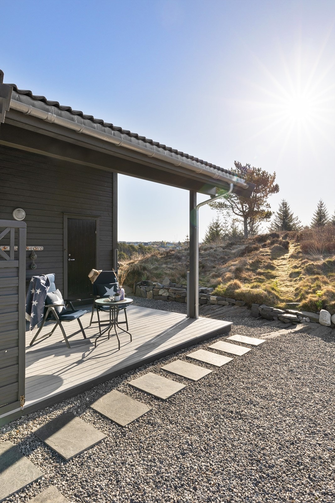 Markterrassen er en herlig plass å nyte solstrålene om morgenen. Takoverbygget gir samtidig ly for regn ved arbeid inn og ut av den utvendige boden på ca 7,4 m², som ikke er tatt med i oppgitte arealer Galleribilde