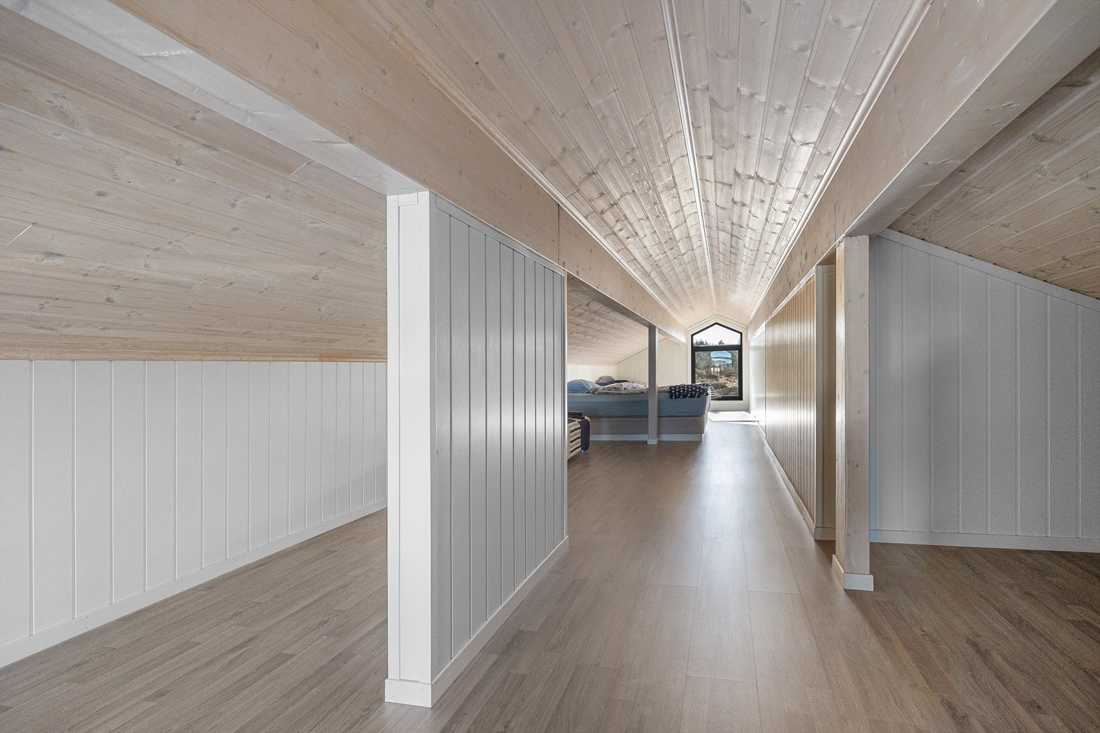 Hemsen har en gulvflate på ca 40 m², og gir hytten en ekstra dimensjon. Gjennomgående lys inspirerer gjester til opphold her oppe Galleribilde