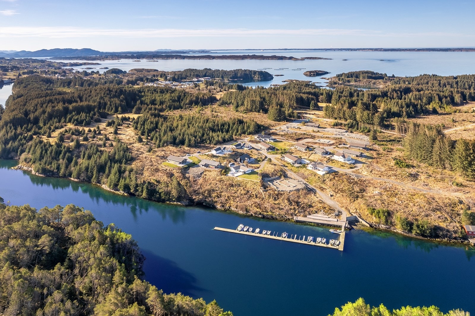 Eiendommen har en nydelig beliggenhet helt fremst i feltet på en kam like ovenfor en skjermet våg på østsiden av Nordre Kvalheimsneset nord på Radøy, og med skjærgården og storhavet rett utenfor mot vest Galleribilde