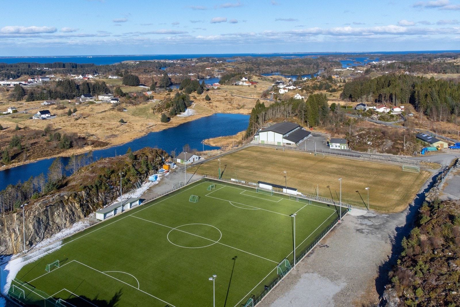 På Hordabø er det fotballbane med kunst- og naturgress - en fin sykkeltur fra hytten Galleribilde
