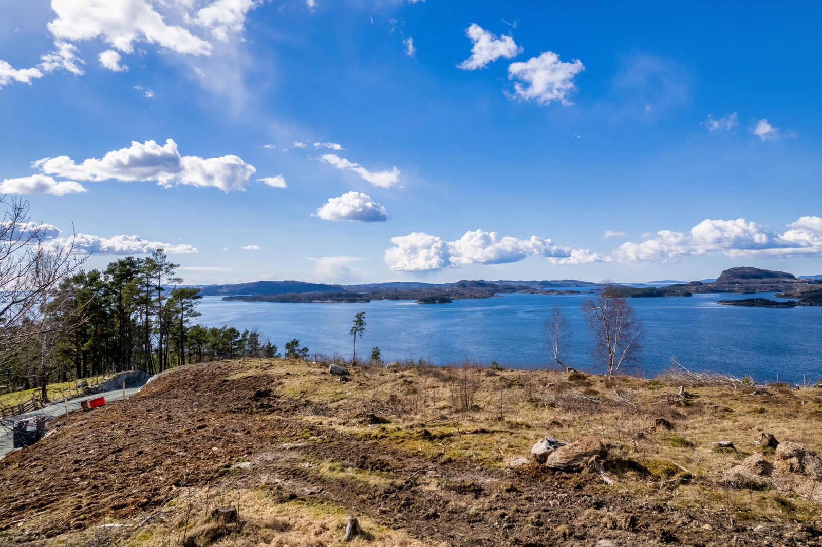Dronebilde fra tomta og utover mot sjøen Galleribilde