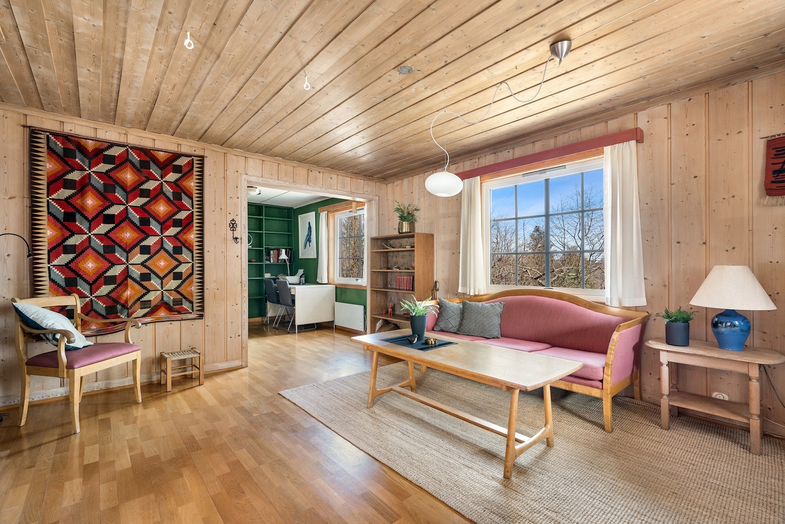 Stue med utgang til terrasse og hage Galleribilde