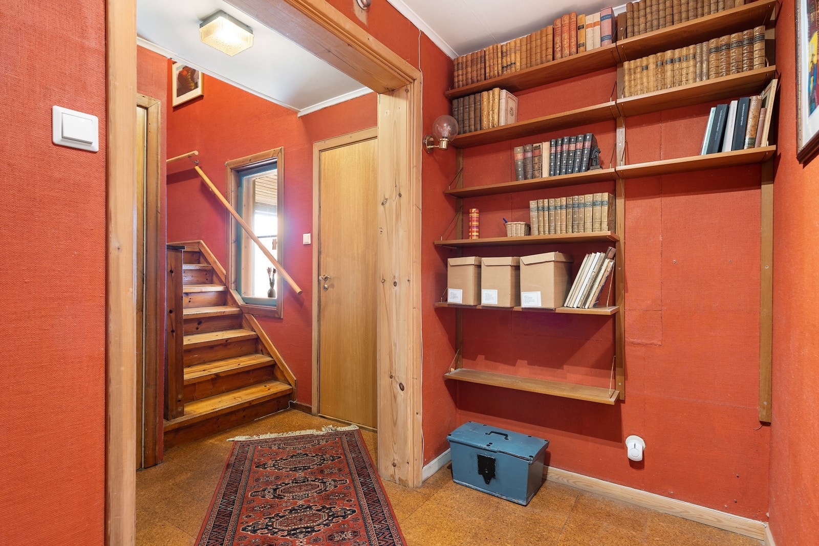 Gang med trapp opp til 2.etasje Galleribilde