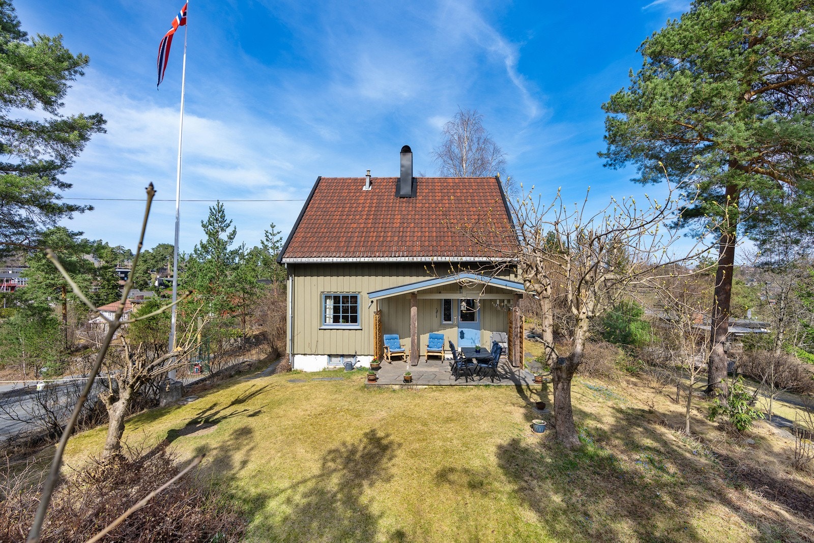 Utgang fra stue til romslig hage Galleribilde