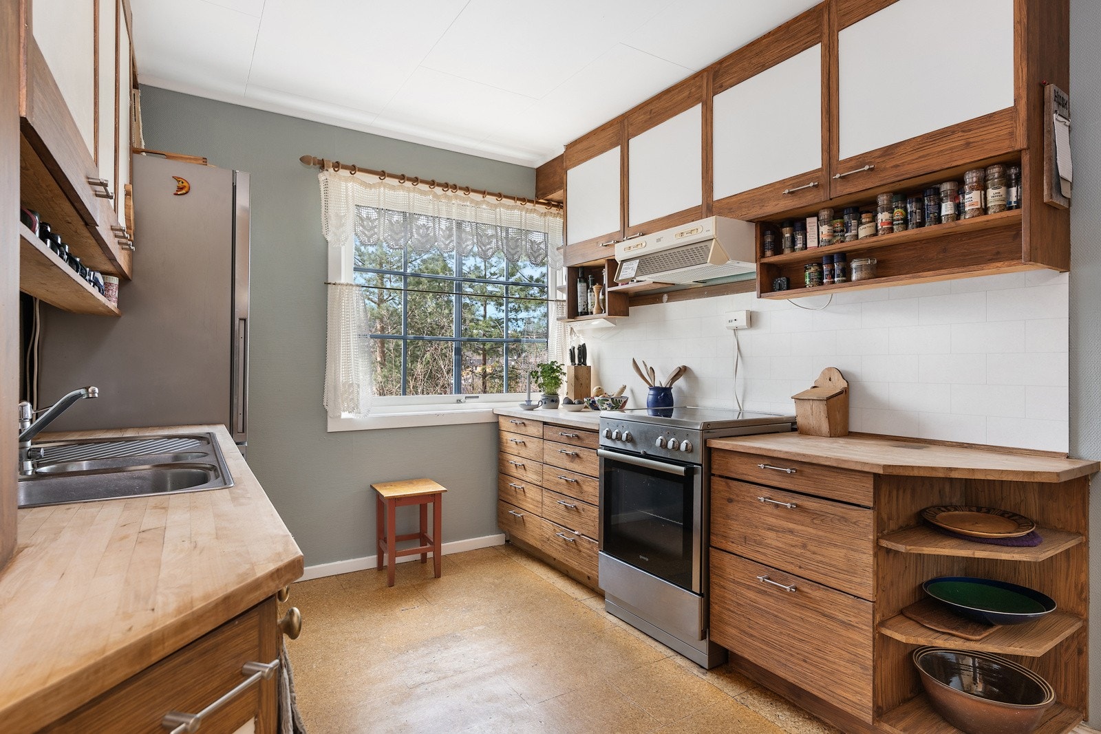 Kjøkken med god benkeplass og overskap. Galleribilde