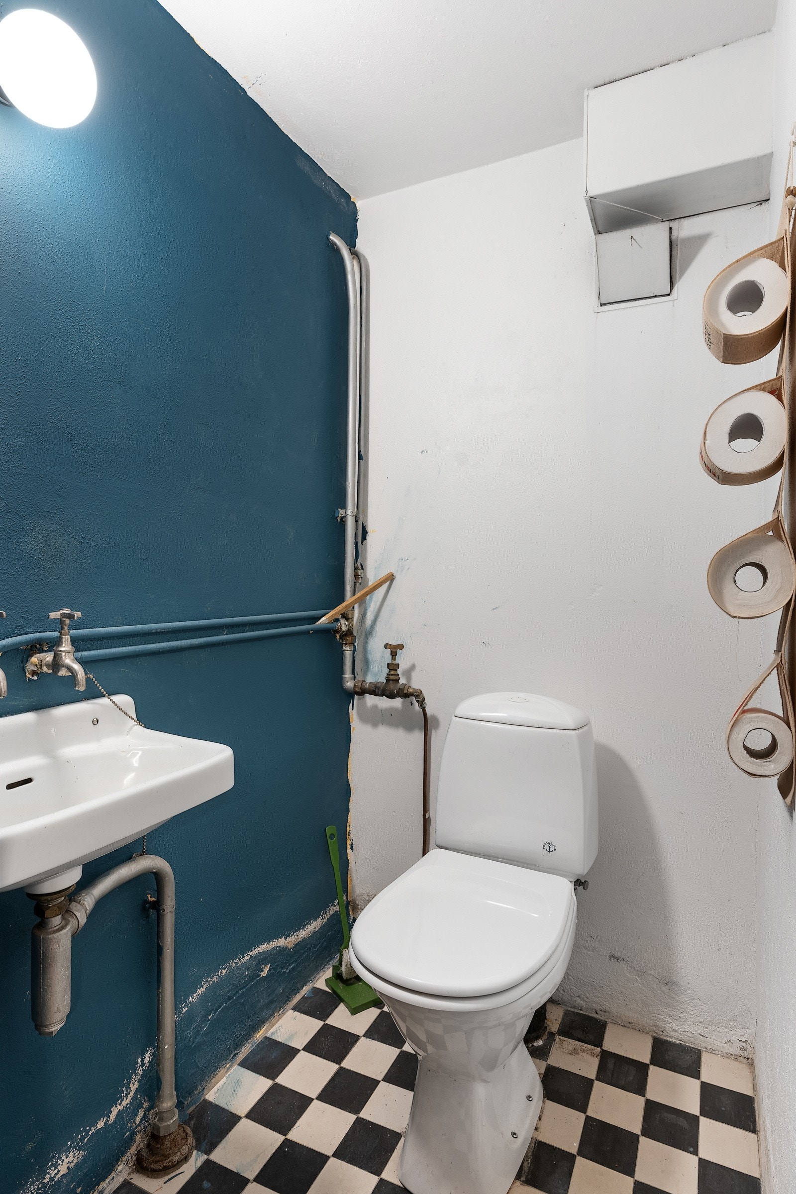 Toalett i kjeller Galleribilde