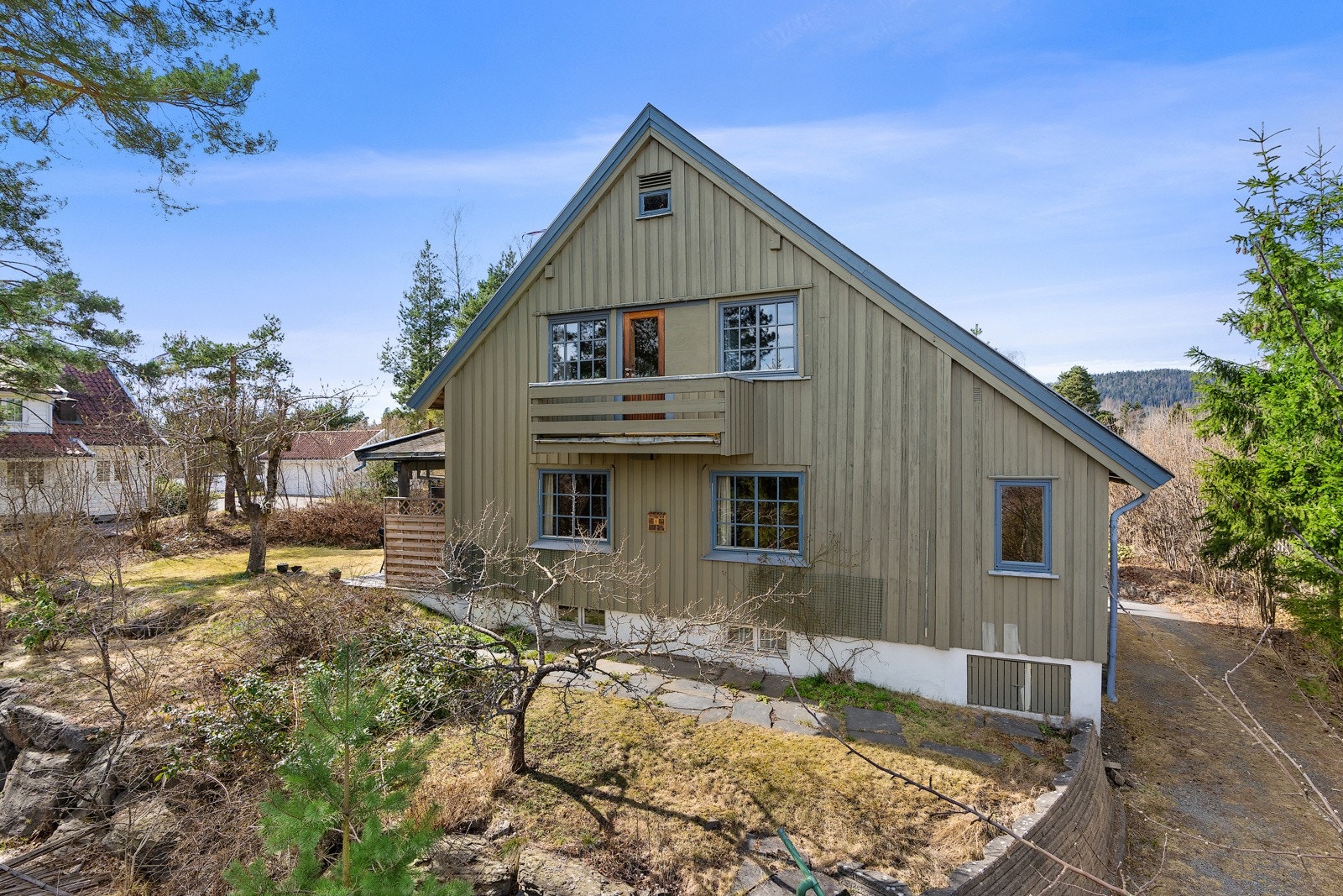 Boligen ligger høyt og fritt på høydedrag i Furuveien med utsikt og gode solforhold. Galleribilde