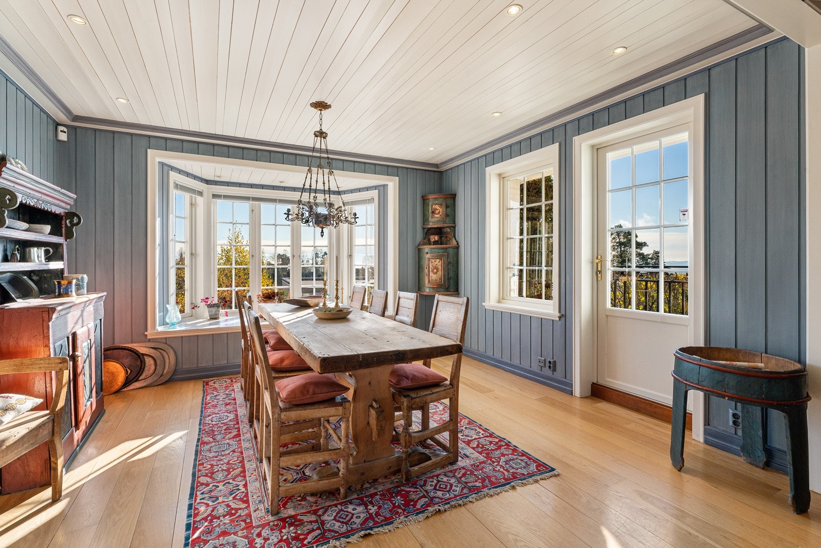 Stor spiseplass og utgang veranda Galleribilde