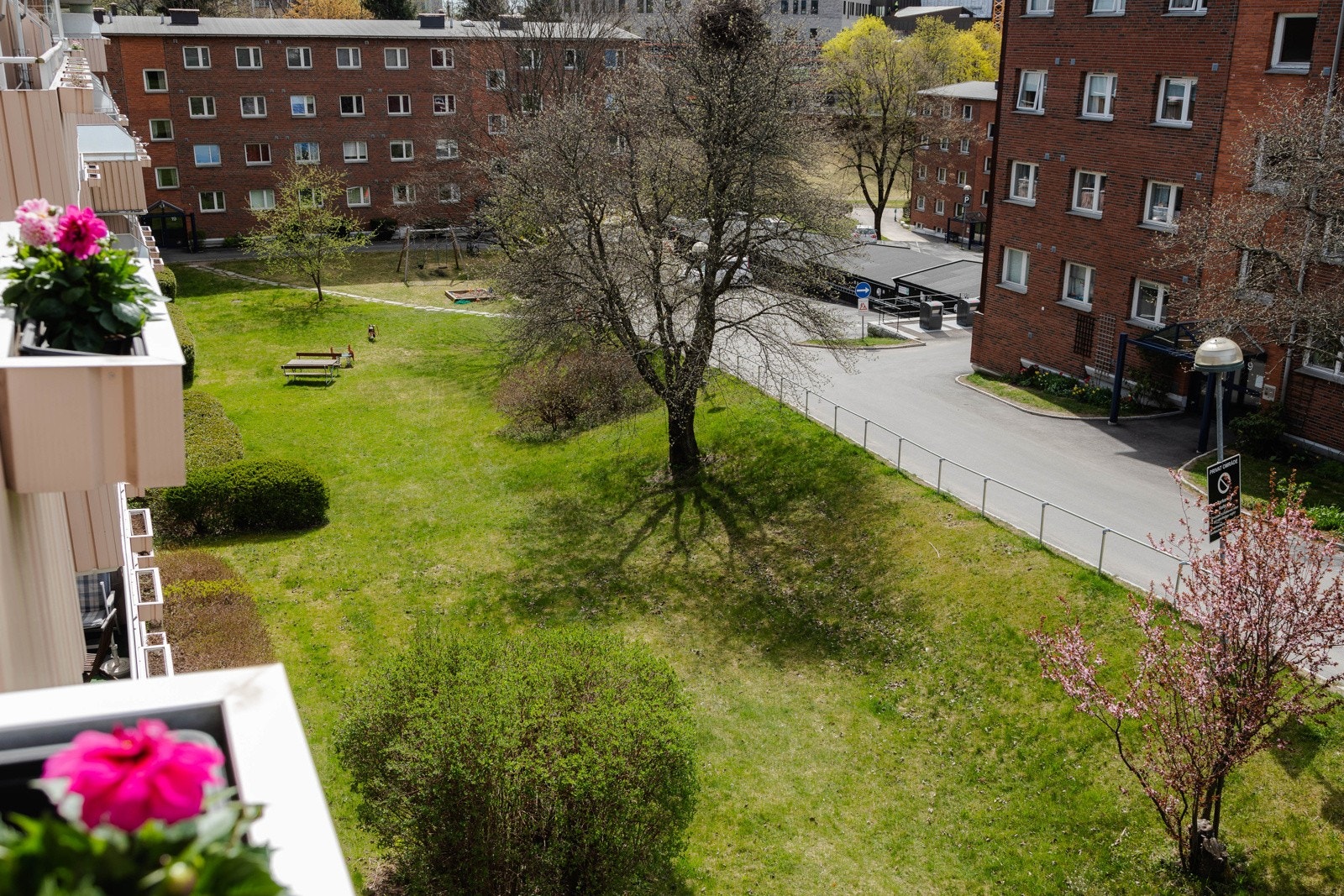 Den deilige balkongen blir garantert en favoritt på sommerstid, og inviterer til masse kos og hygge. Flott utsyn over grønt gårdsrom. Galleribilde