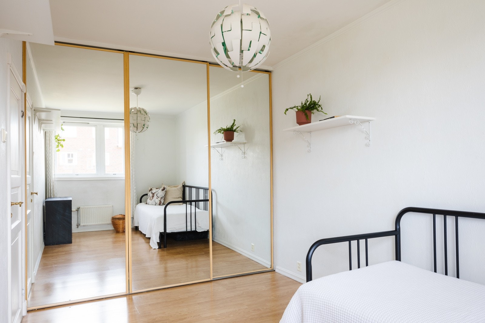 Svært gode oppbevaringsmuligheter i romslig skyvedørsgarderobe. Galleribilde