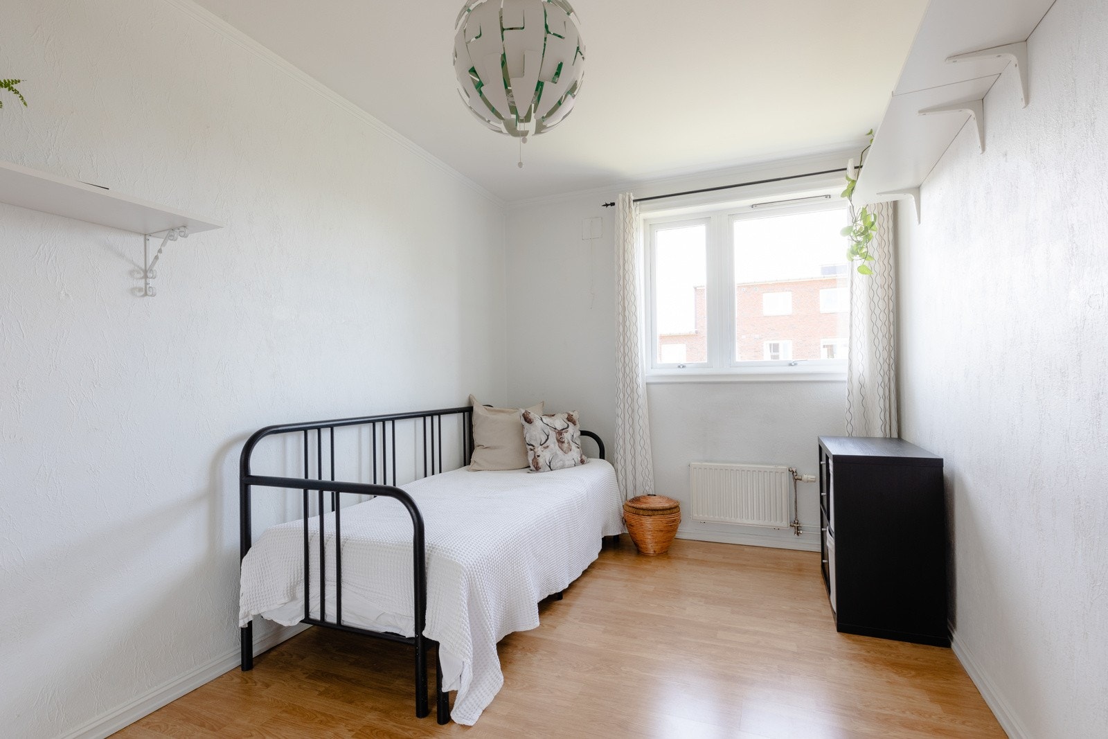 Leiligheten har et lyst og behagelig soverom. Galleribilde