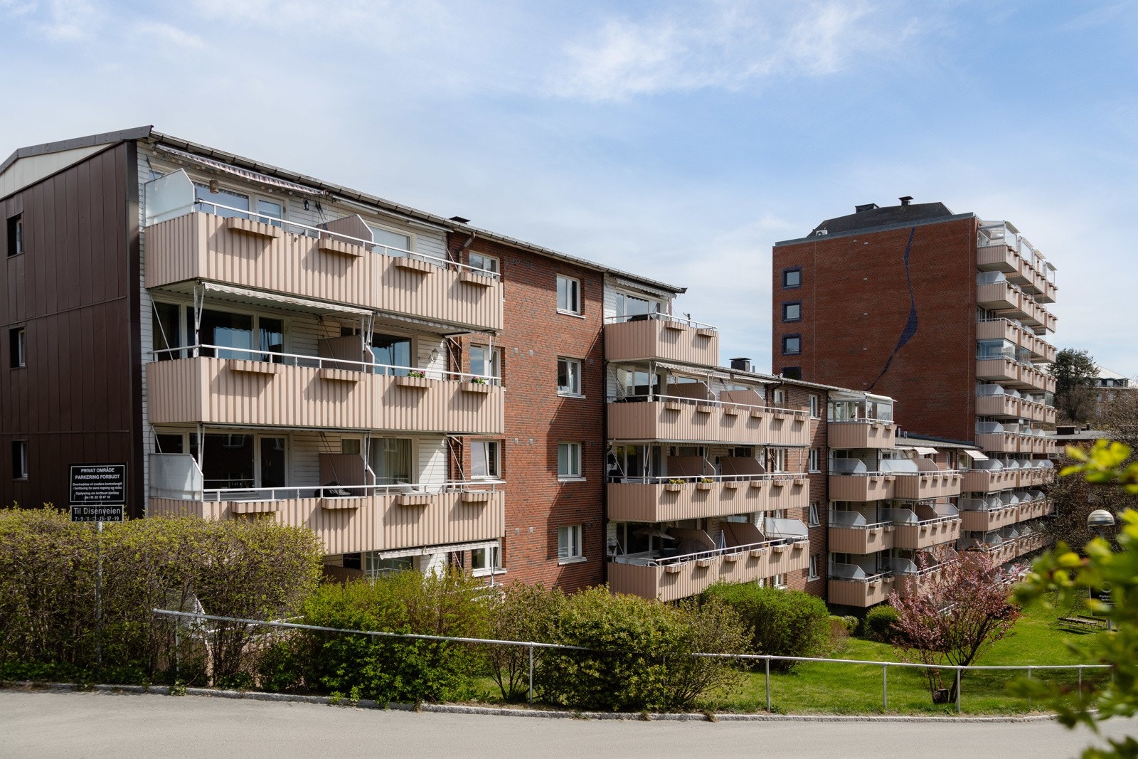 Nabolaget er preget av pene fellesarealer med flere, hyggelige sittegrupper og morsomme lekeplasser for de minste. Galleribilde
