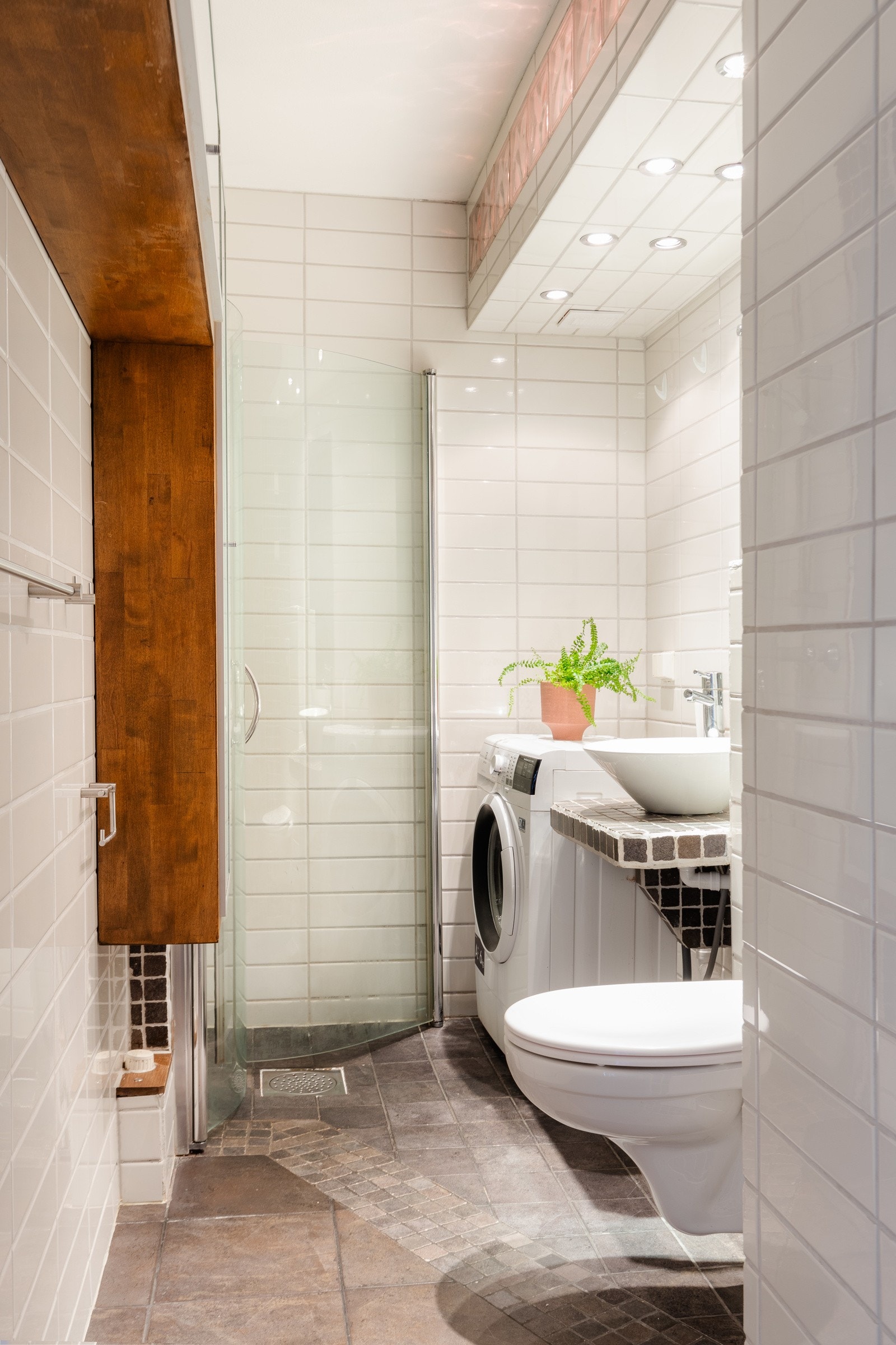 På badet er det selvsagt opplegg for, og plass til vaskemaskinen. Galleribilde