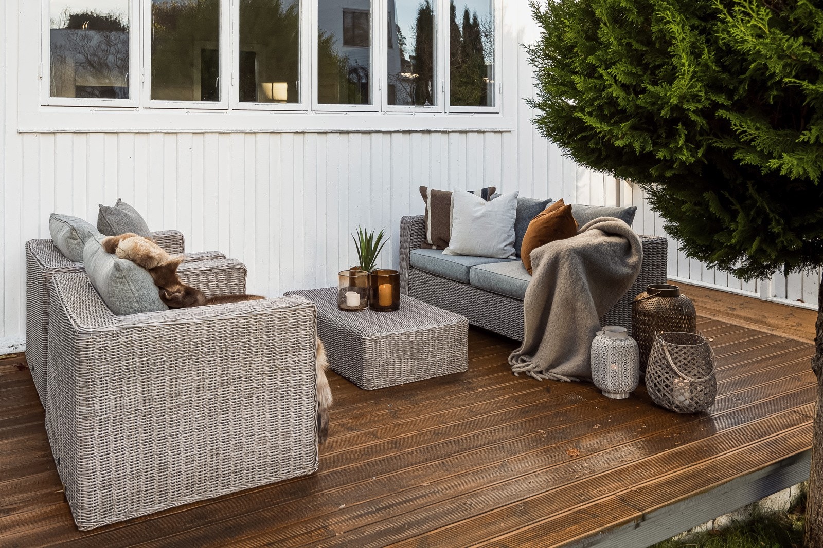 Fra stuen er utgang til sydvendt terrasse og hage med gode solforhold fra tidlig morgen til ca. kl 22 på sommerstid. Galleribilde