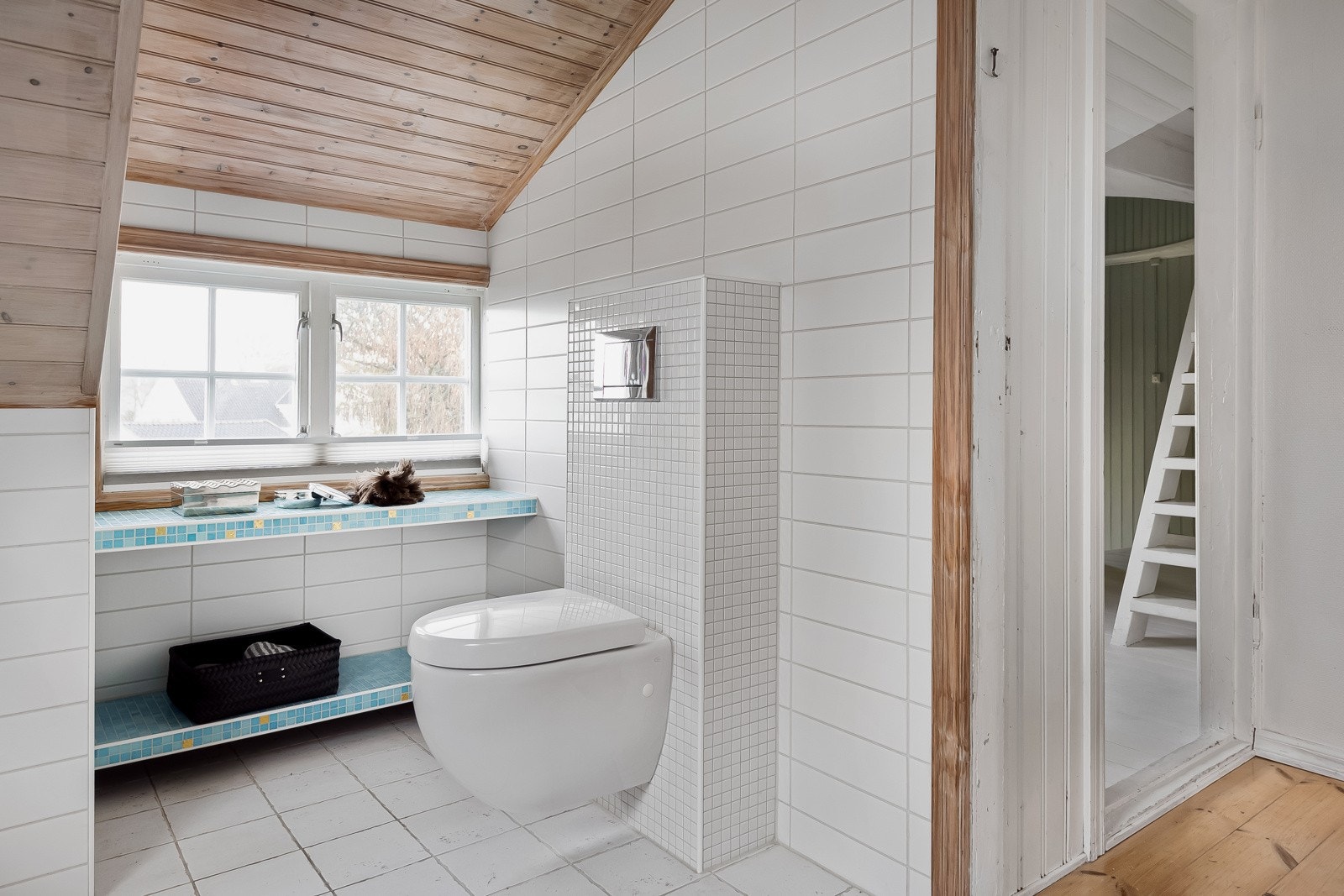 Badet i 2.etasje ble oppusset i 2011 og fremstår som lekkert med fliser på vegger og gulv. Galleribilde