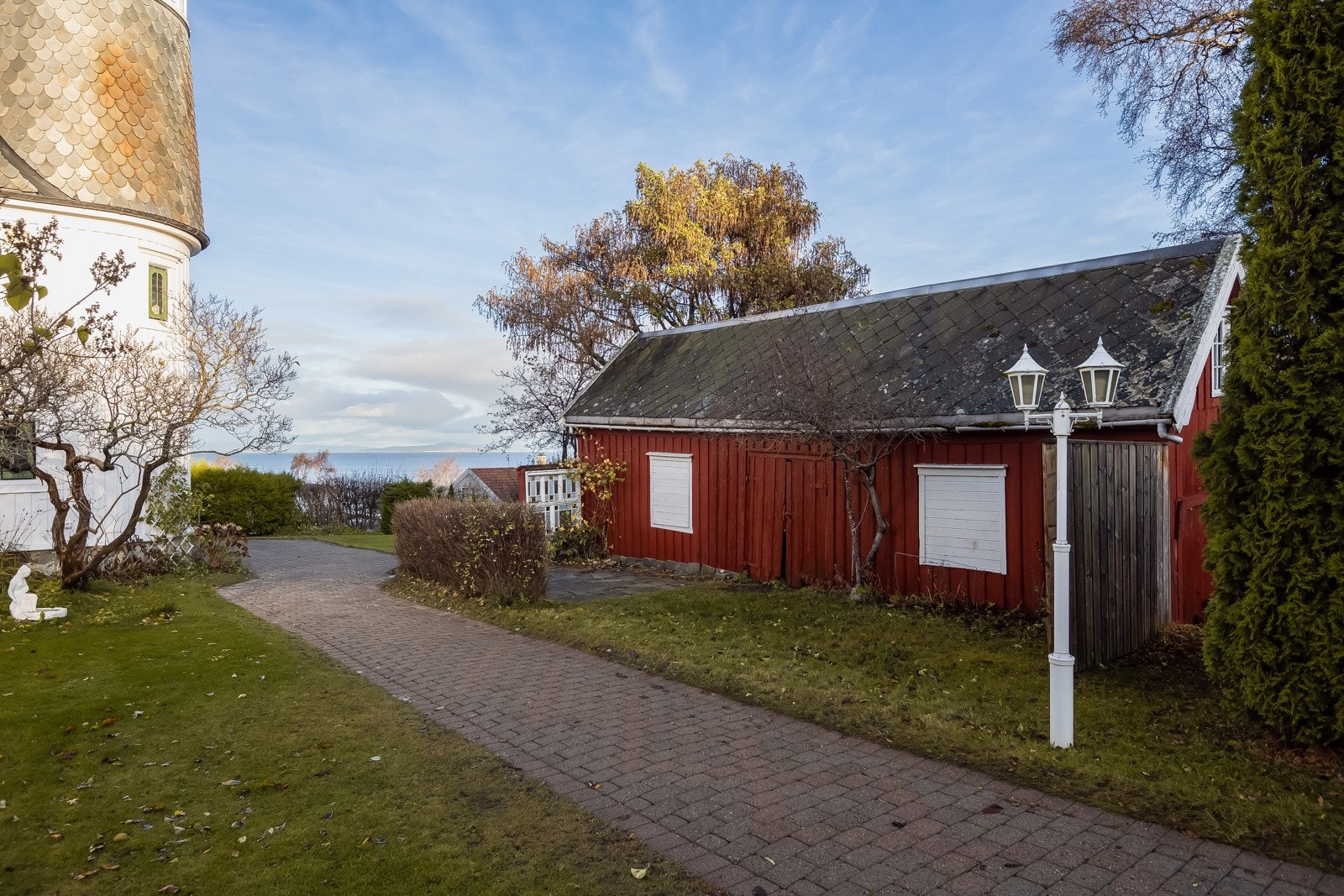 Frittstående uthus på ca. 40m². Uthuset ble oppført på 1930-tallet og holder en enkel standard. Benyttes i dag kun til oppbevaring. Galleribilde