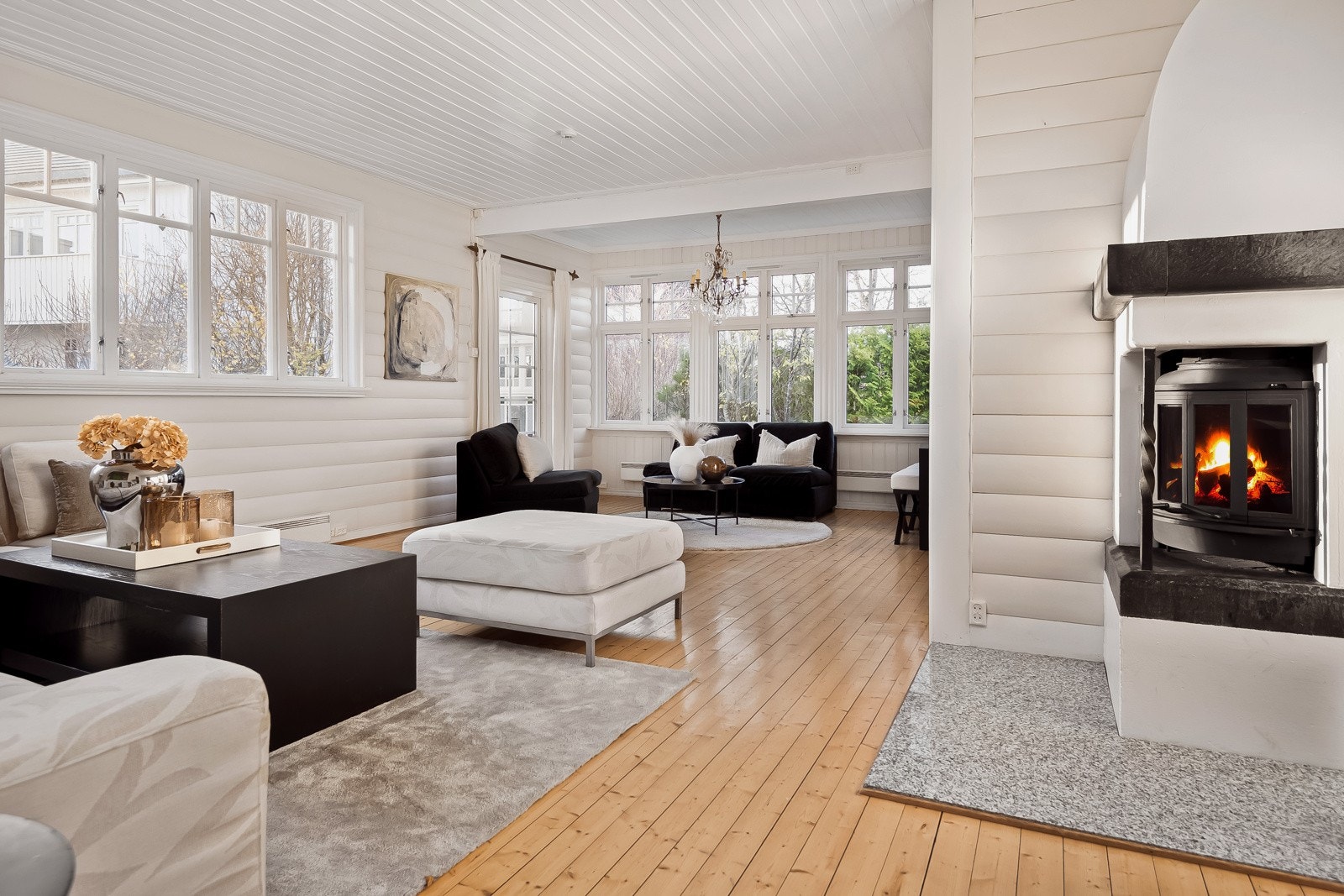 Stuen nyter godt av store vindusflater og en god takhøyde på hele 270cm. Galleribilde