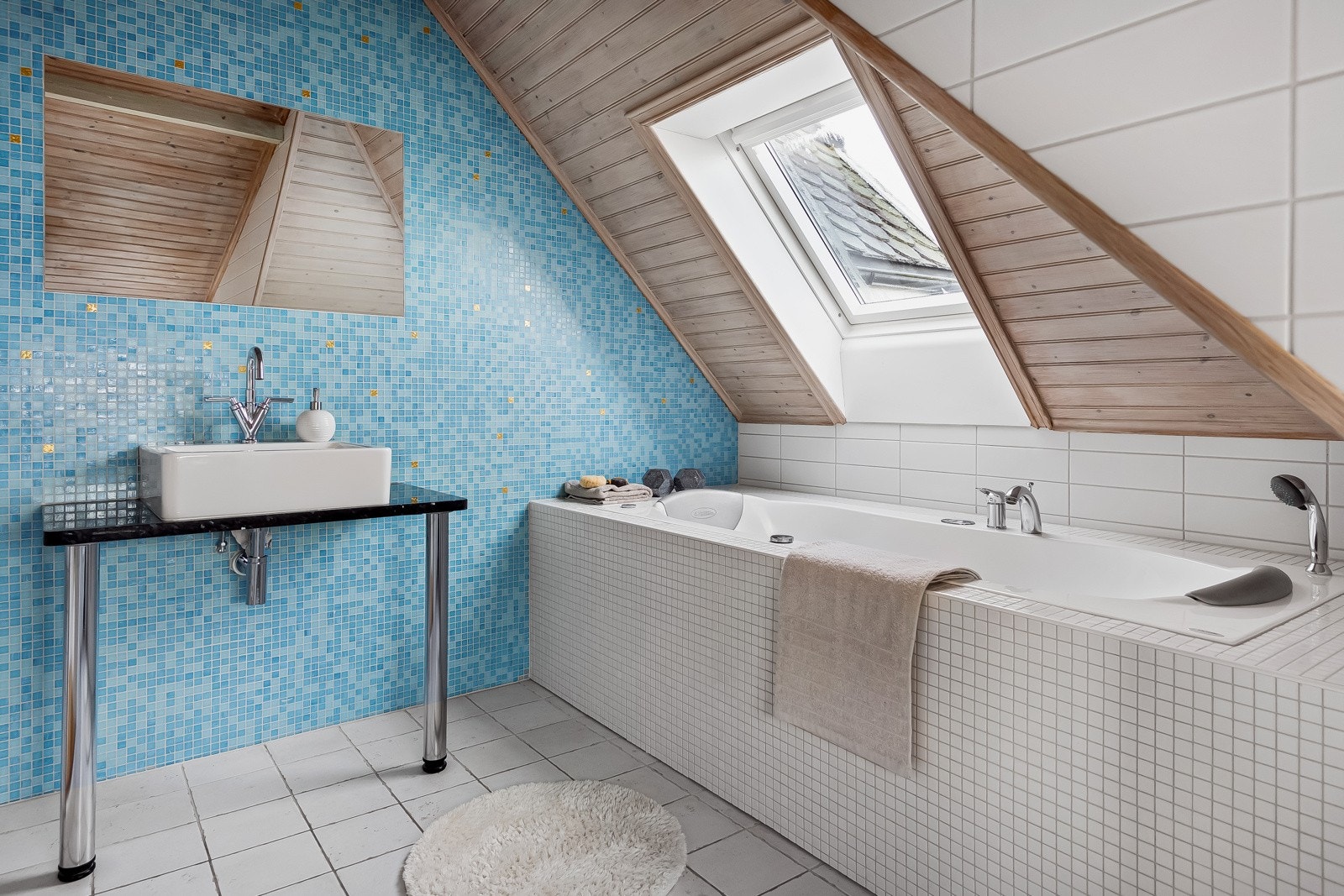 Her er vegghengt toalett, badekar og servant. Galleribilde