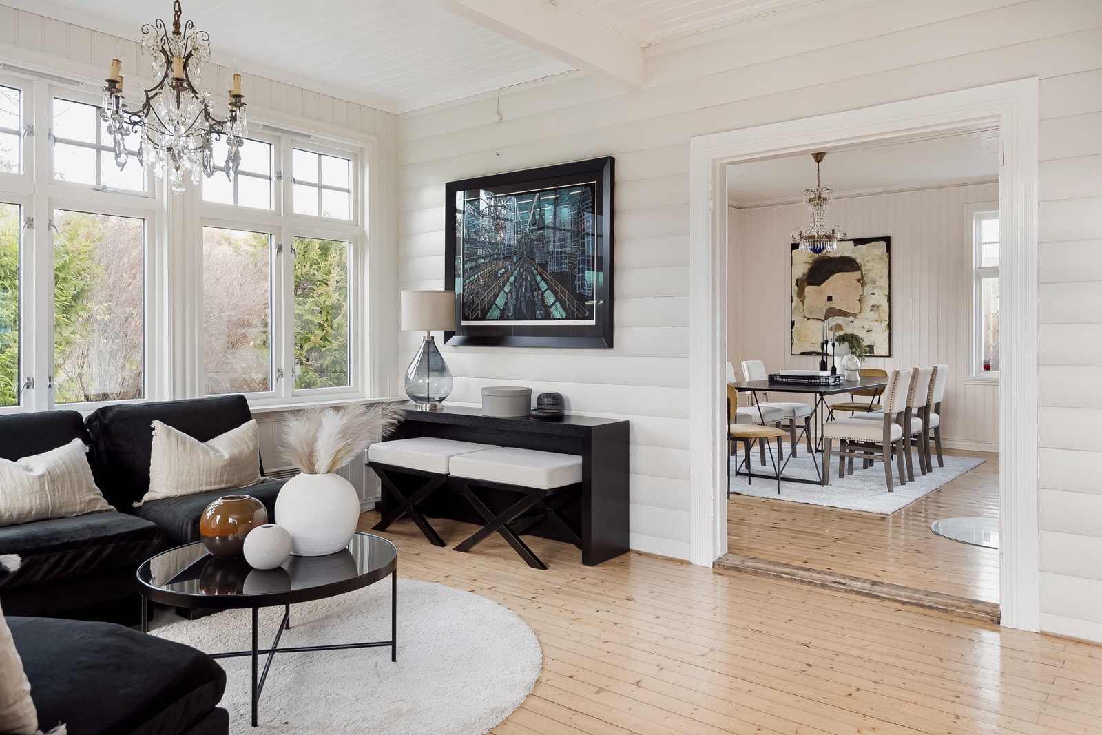 Originale dører mellom stuene er tatt vare på og står i uthuset. Galleribilde